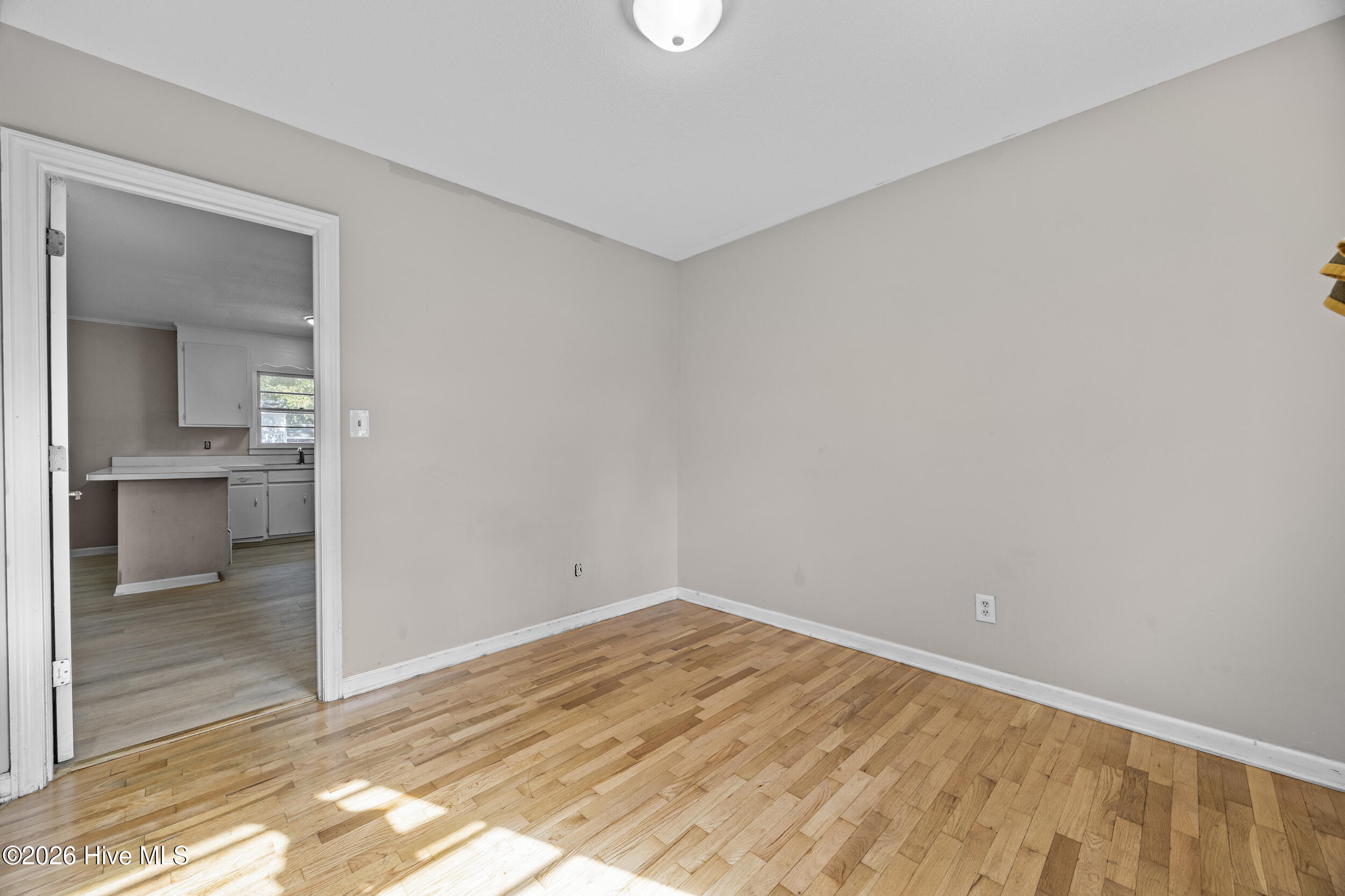 100548079 | Photo 37