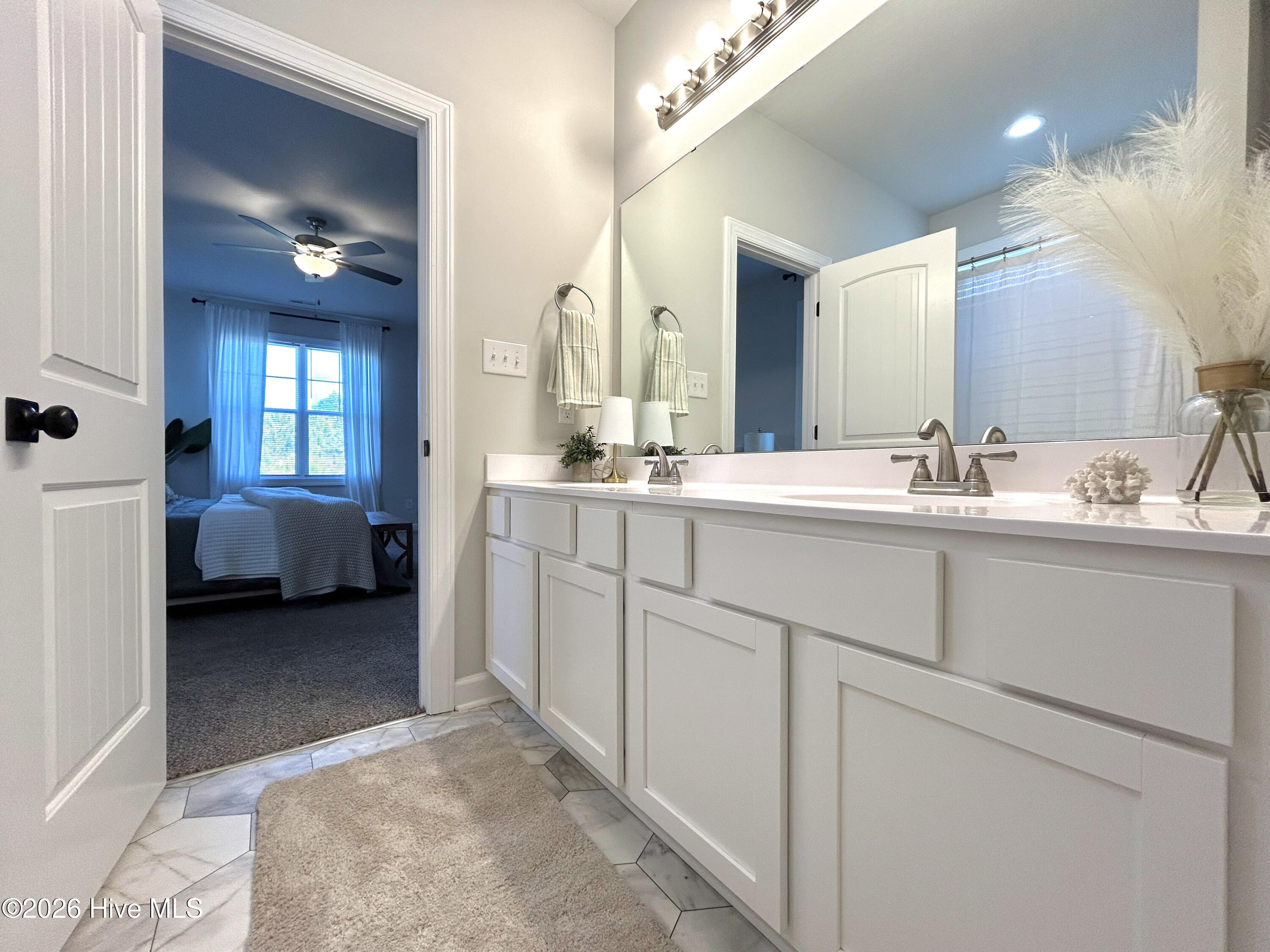 100553295 | Photo 24