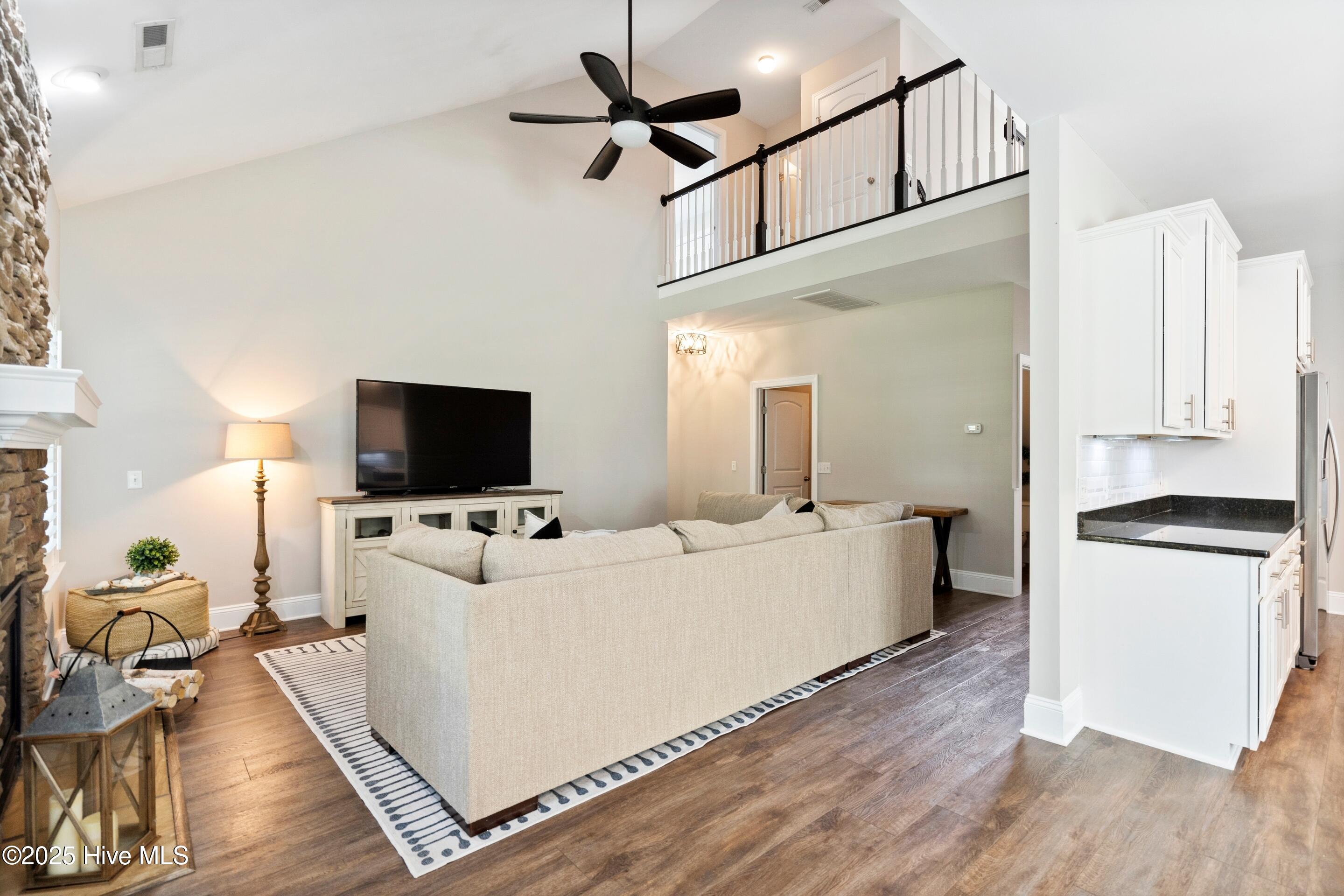 100529495 | Photo 12