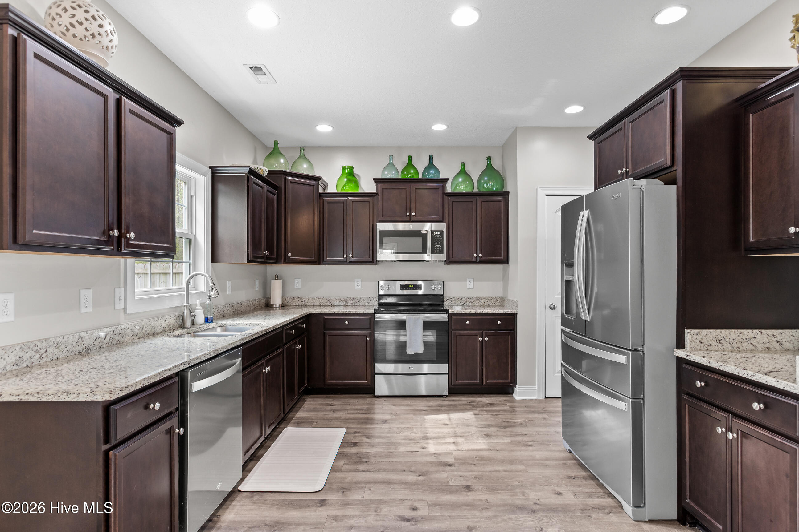 100564730 | Photo 10