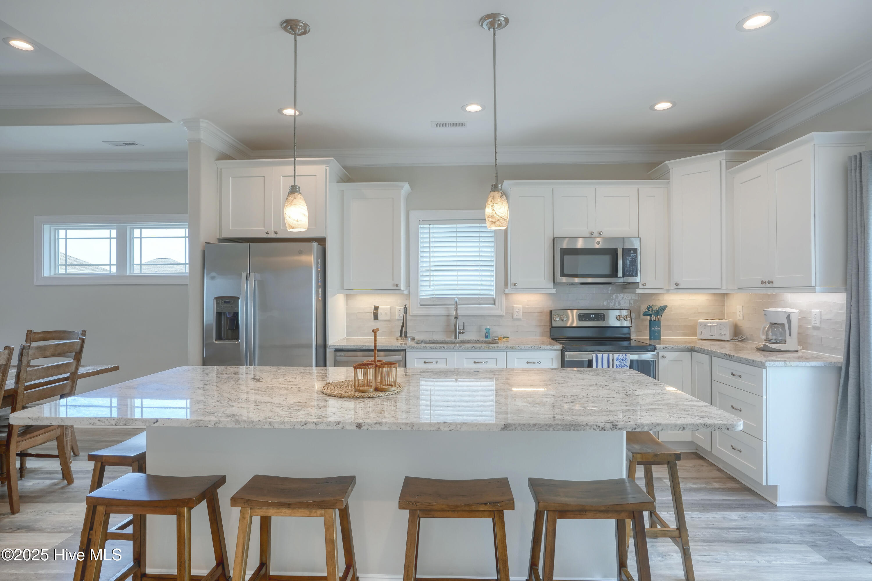 100510415 | Photo 15