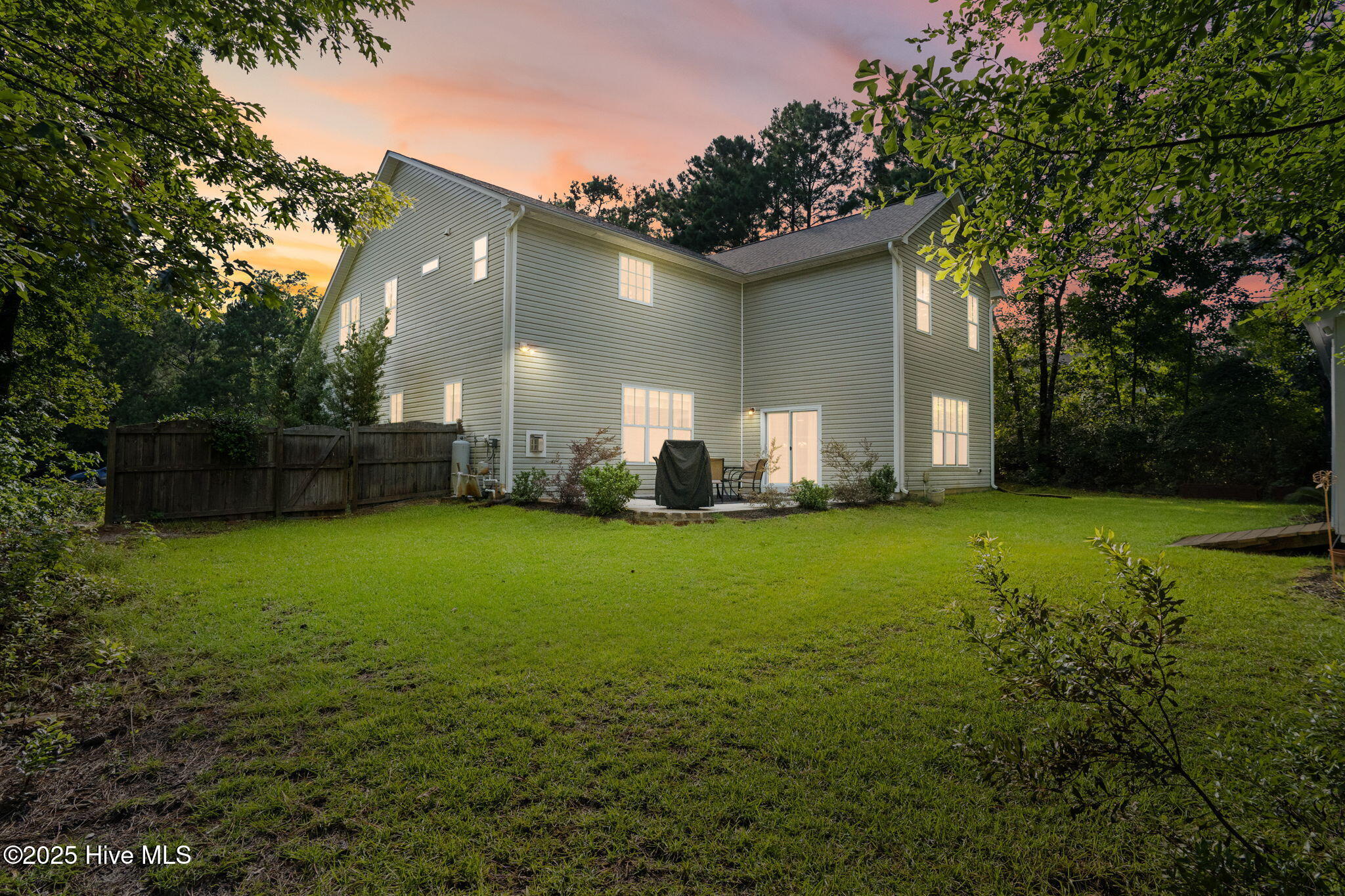 100521115 | Photo 53