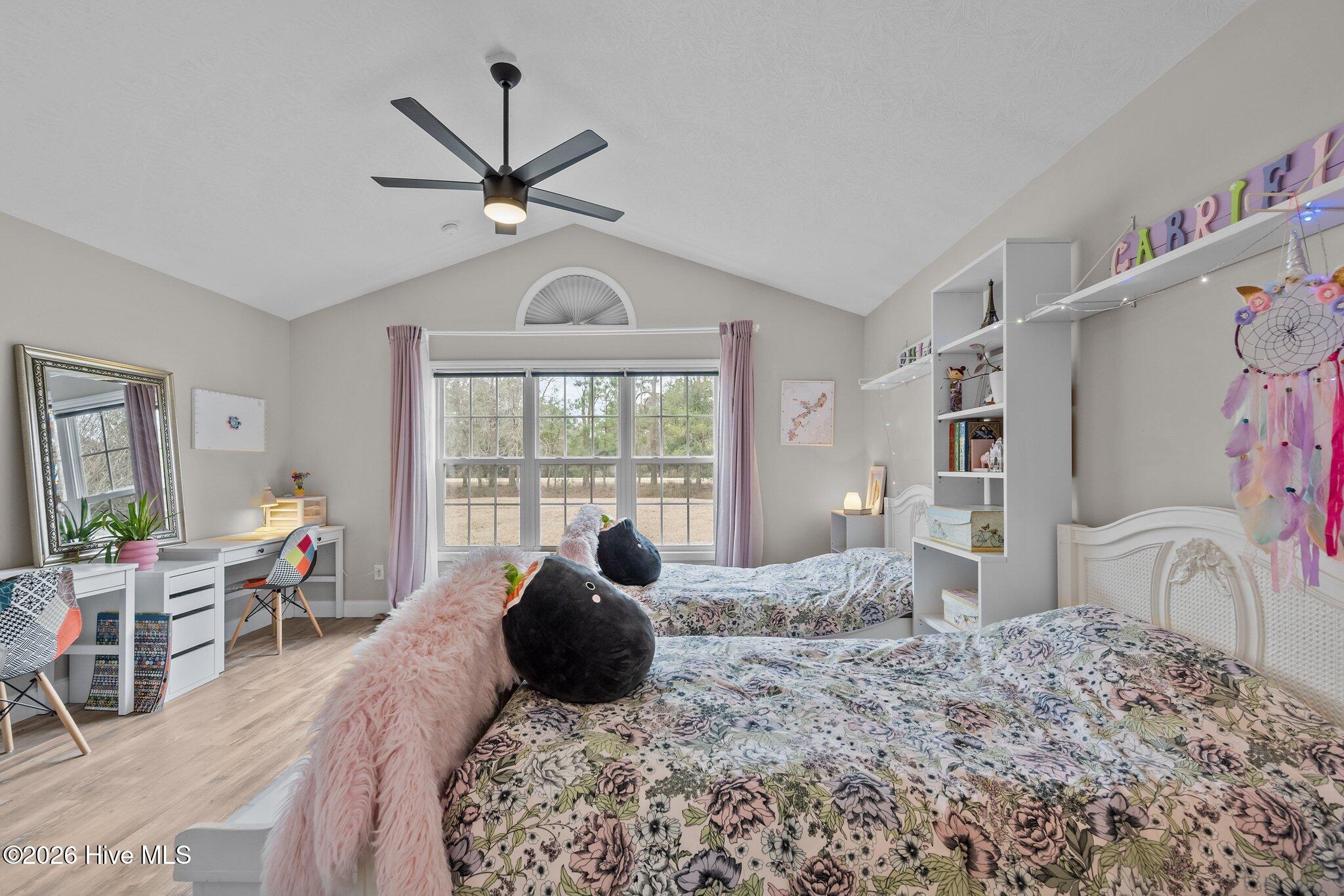 100566120 | Photo 29