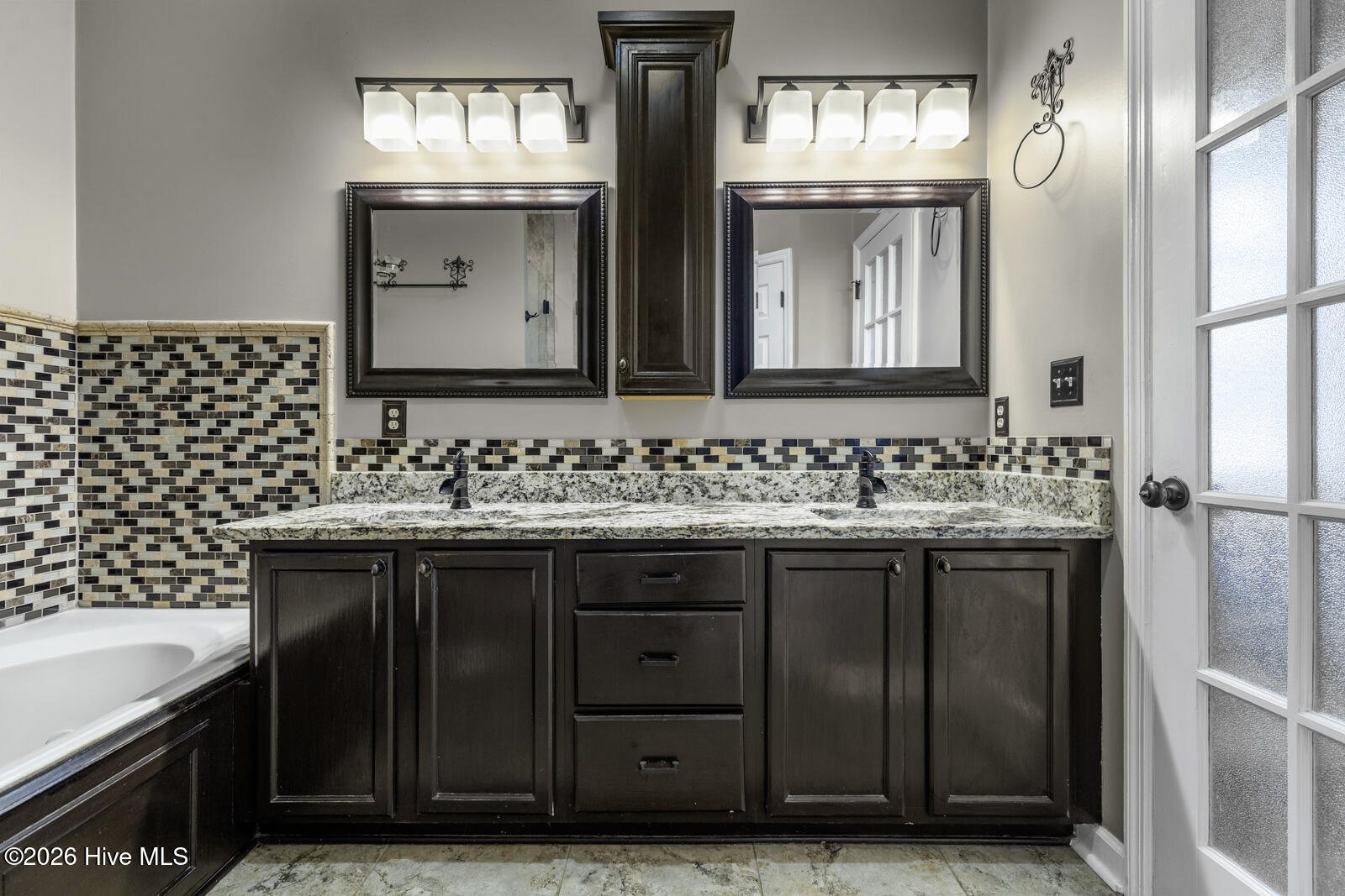 100563110 | Photo 31