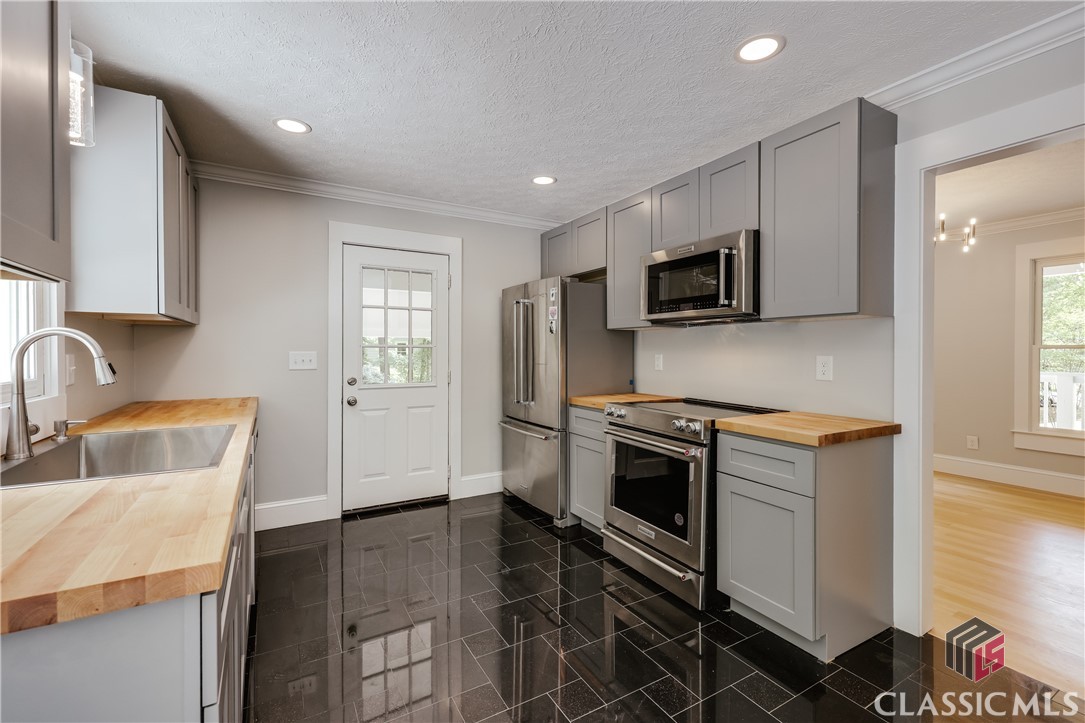 155 Hunters Pointe Drive