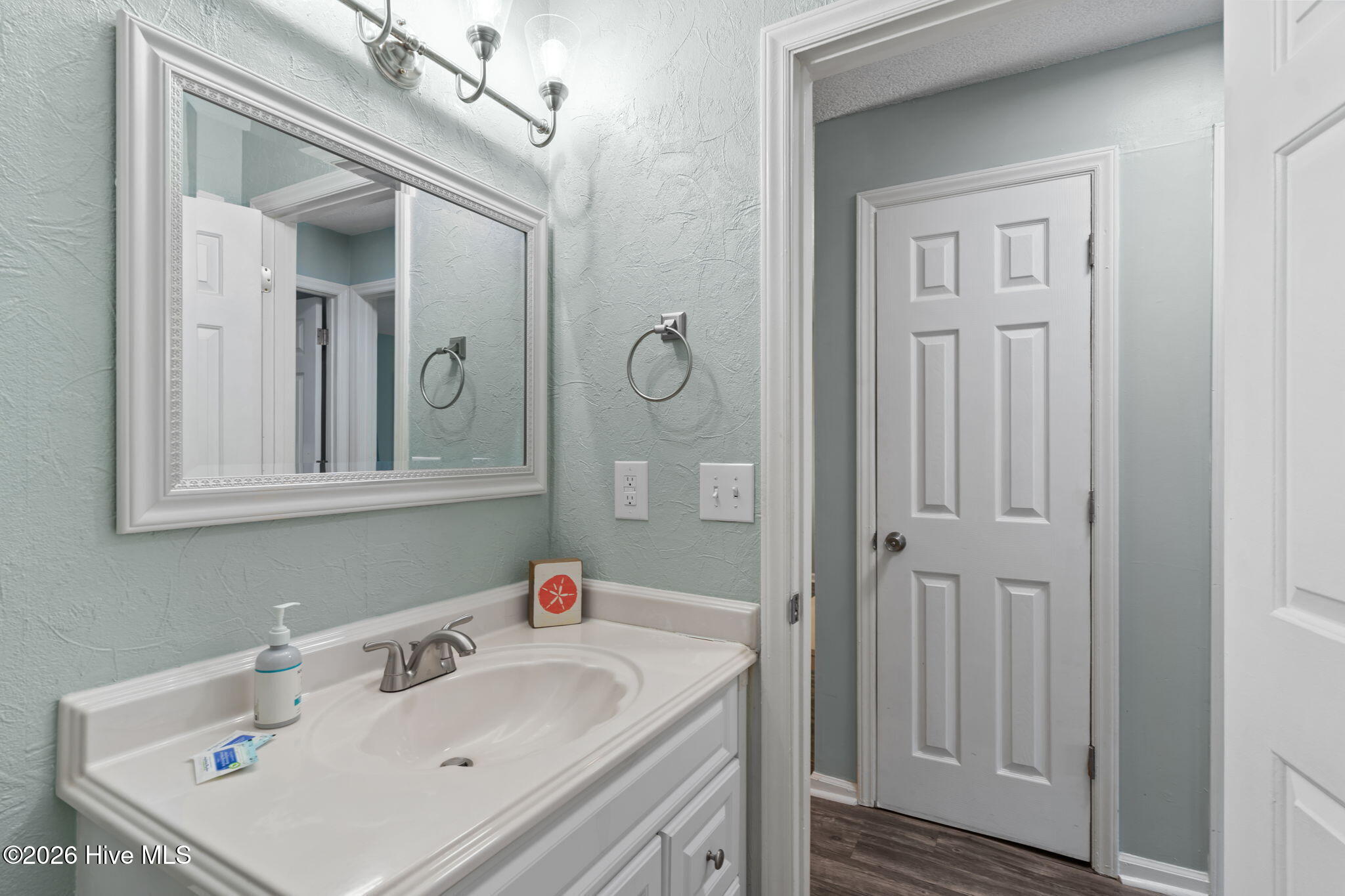 100560937 | Photo 24