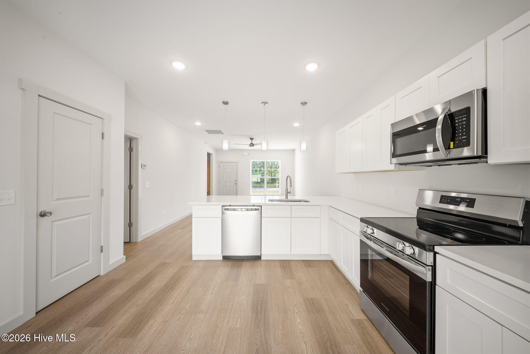 100562147 | Photo 15