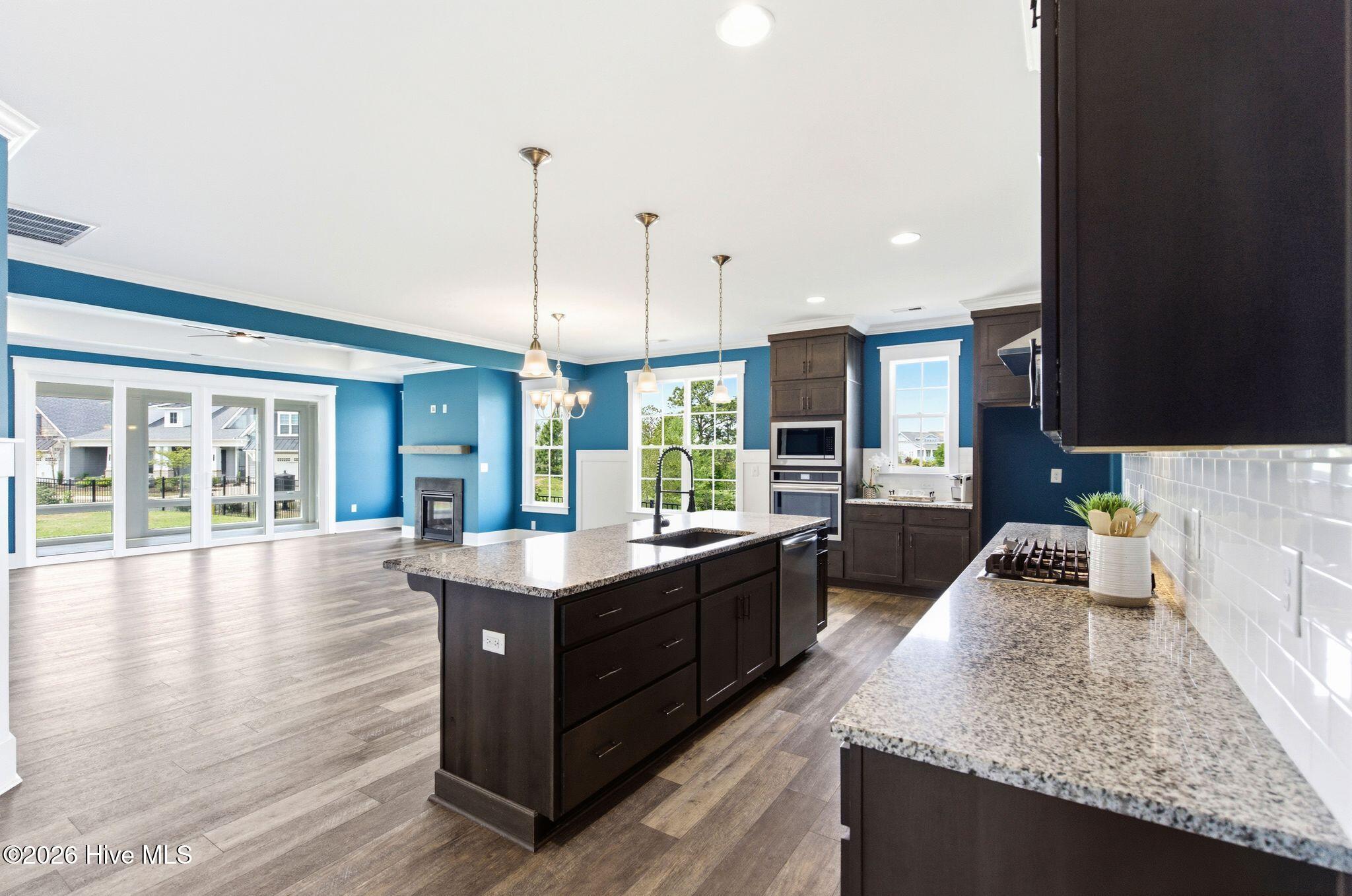 100565935 | Photo 12