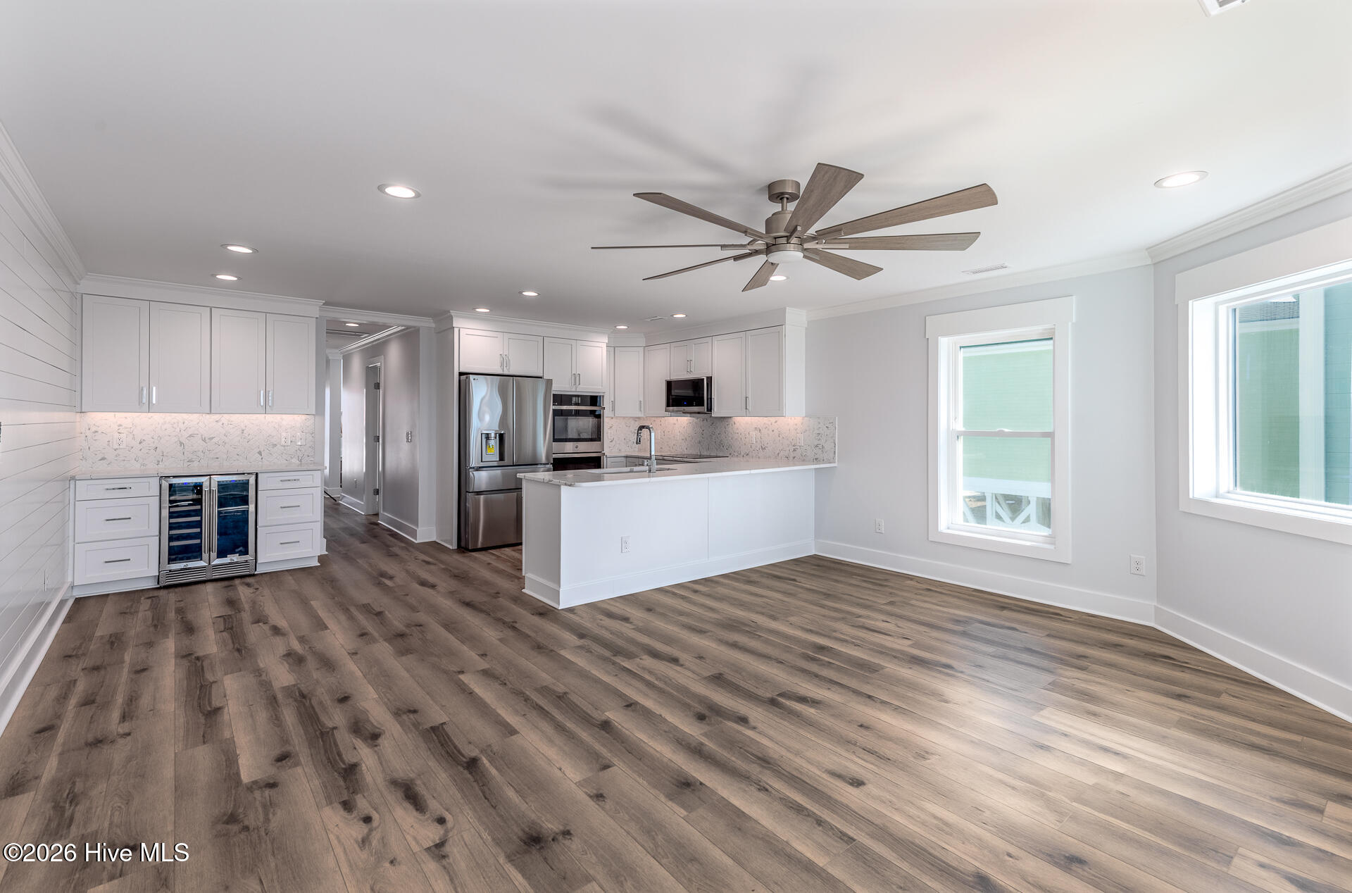 100568096 | Photo 36