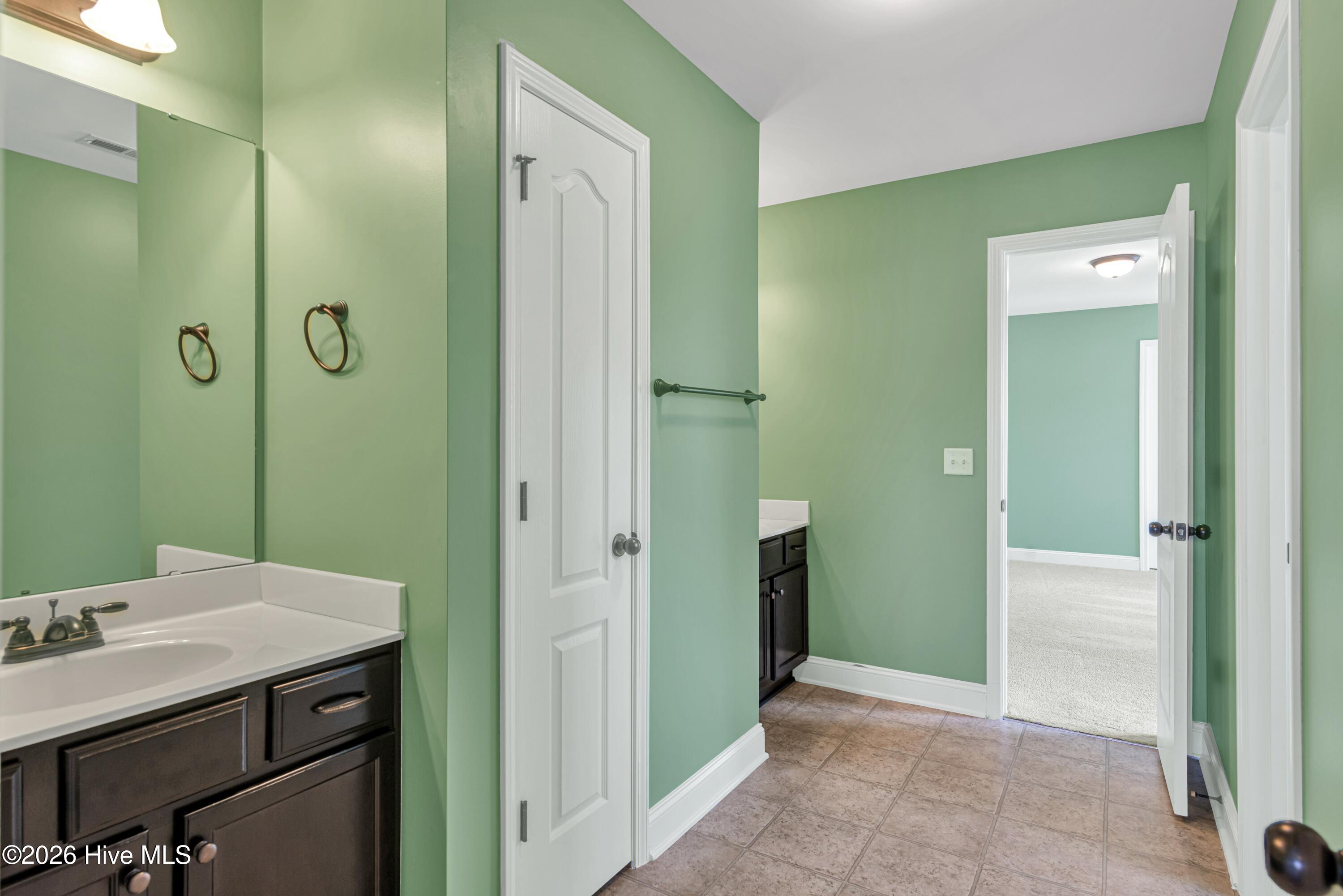 100564004 | Photo 34