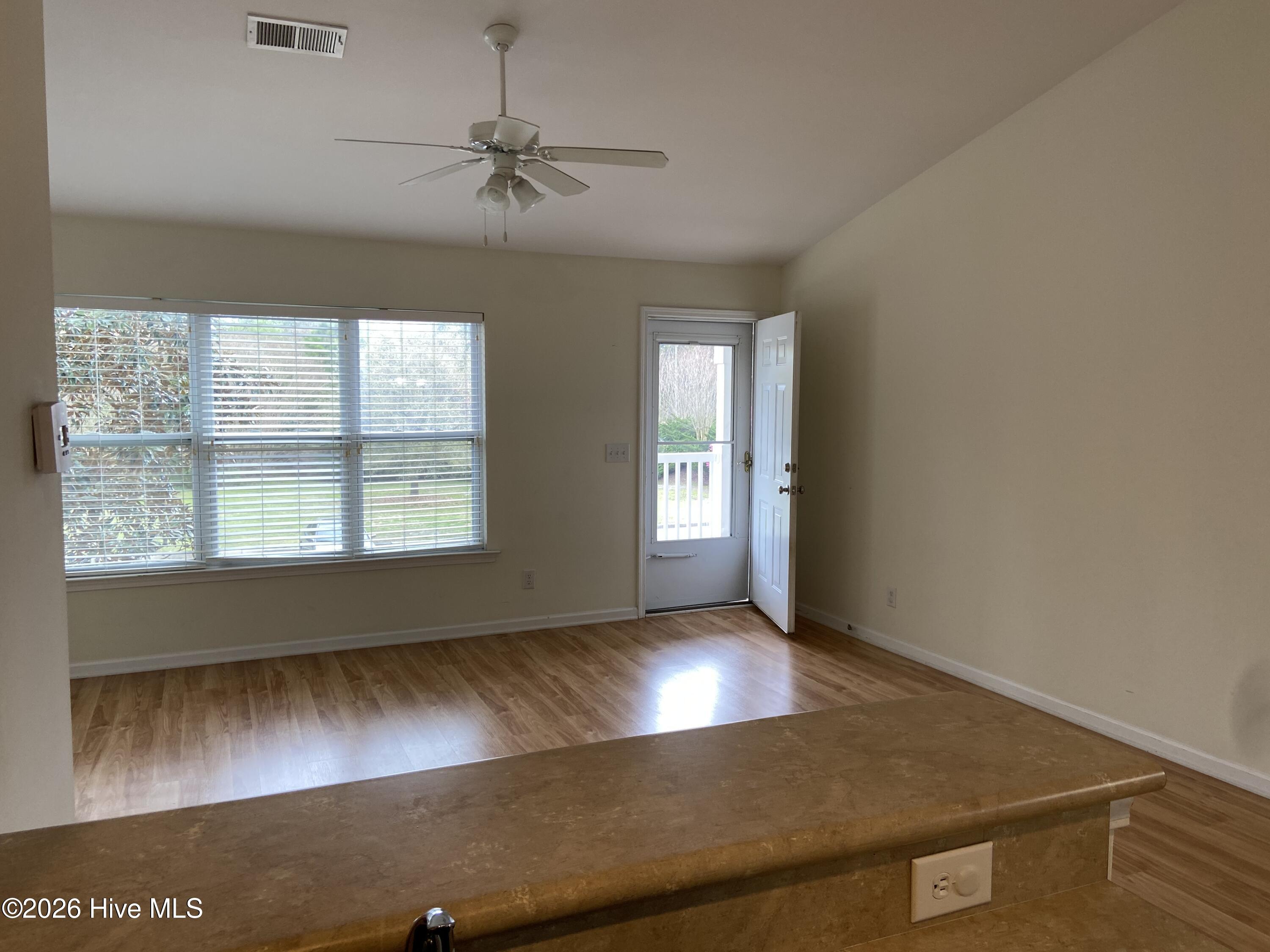 100566688 | Photo 11