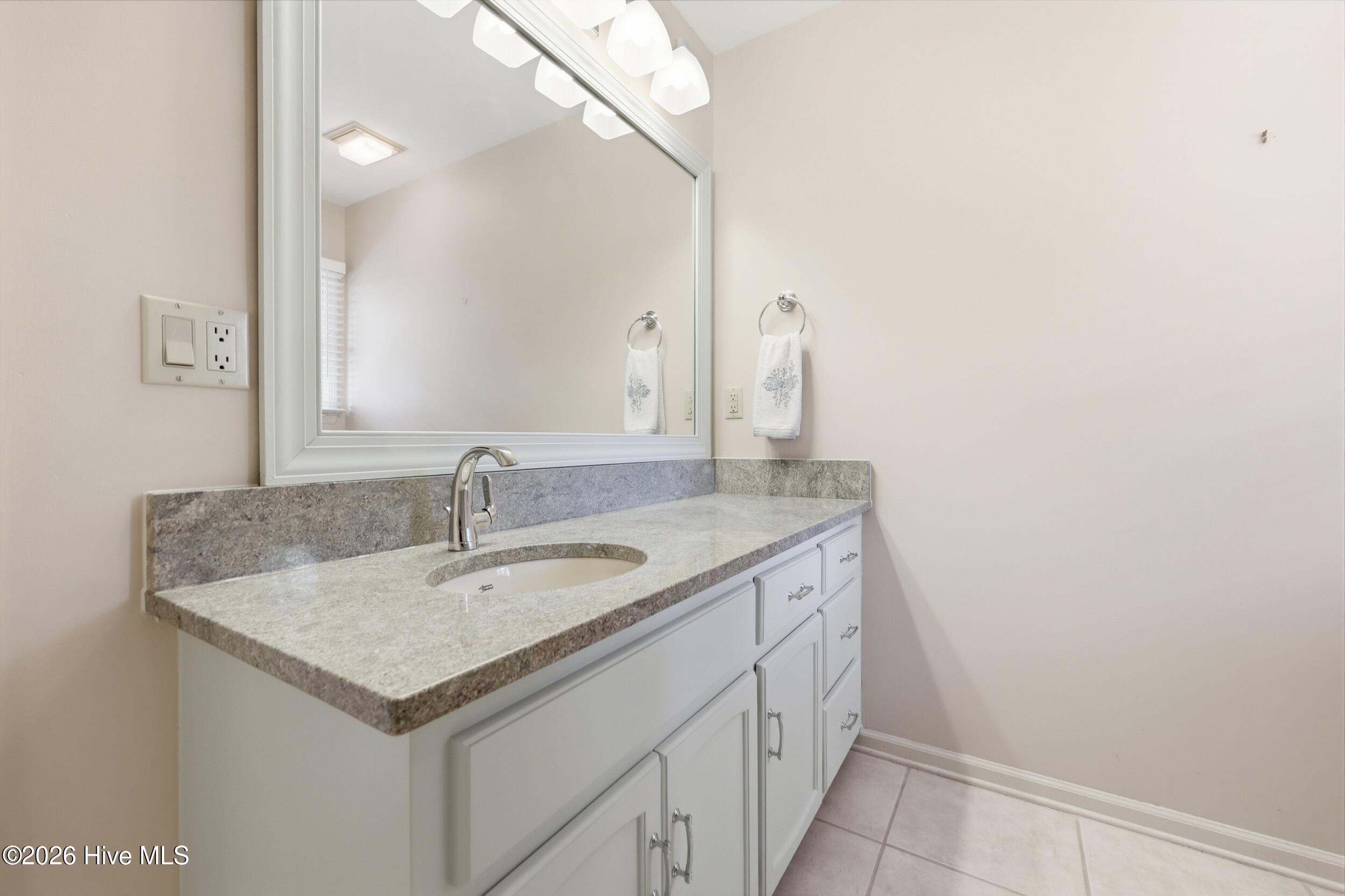 100566184 | Photo 24