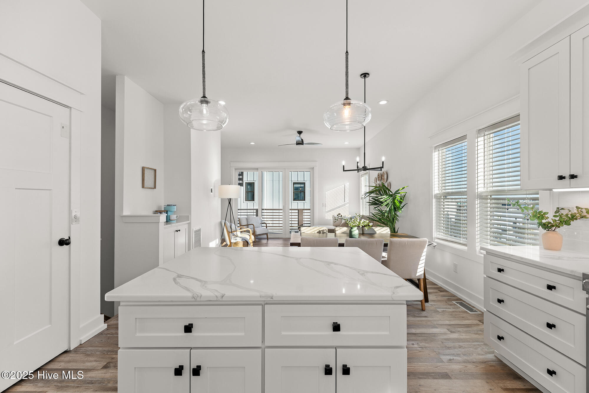 100542866 | Photo 28