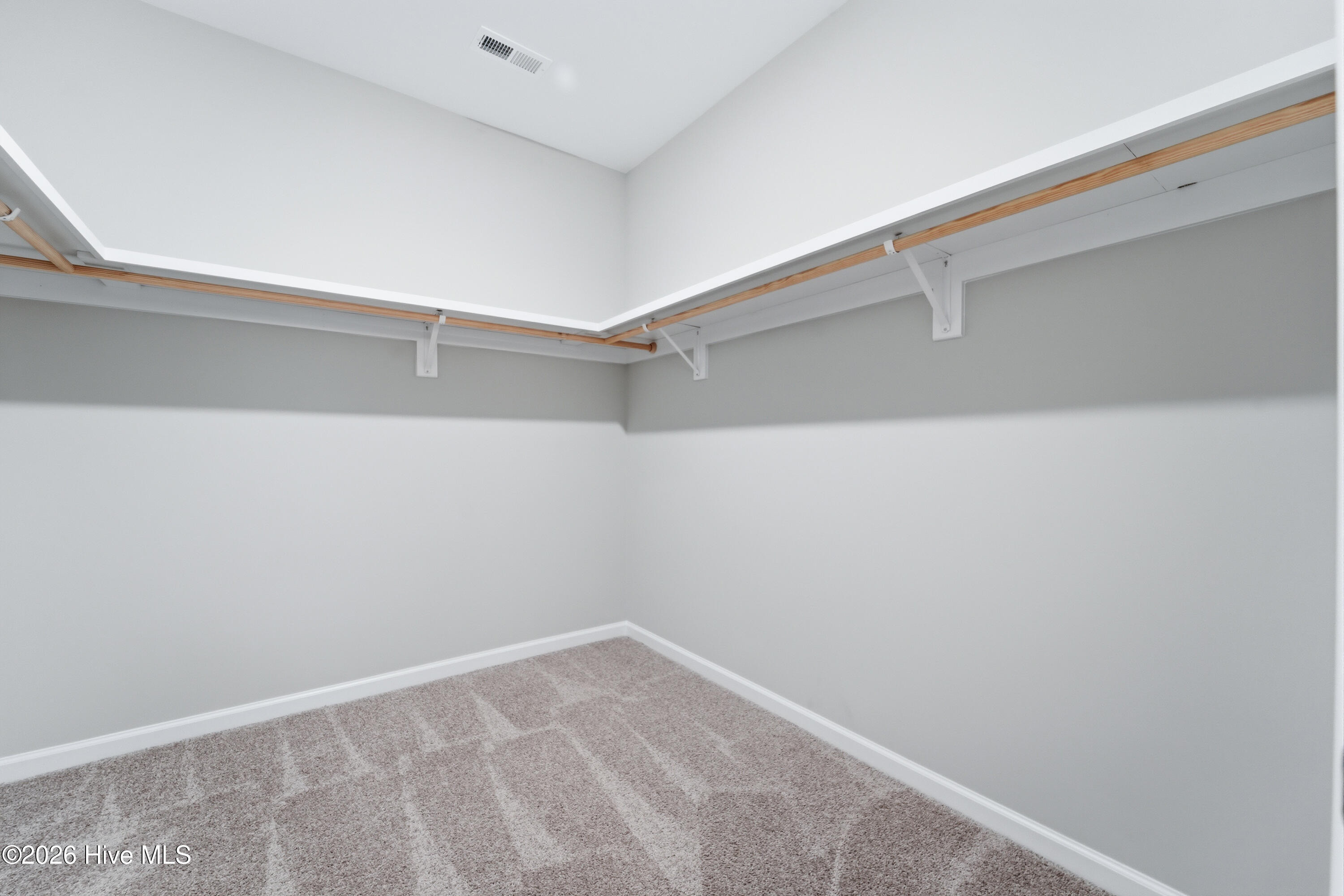 100562005 | Photo 32