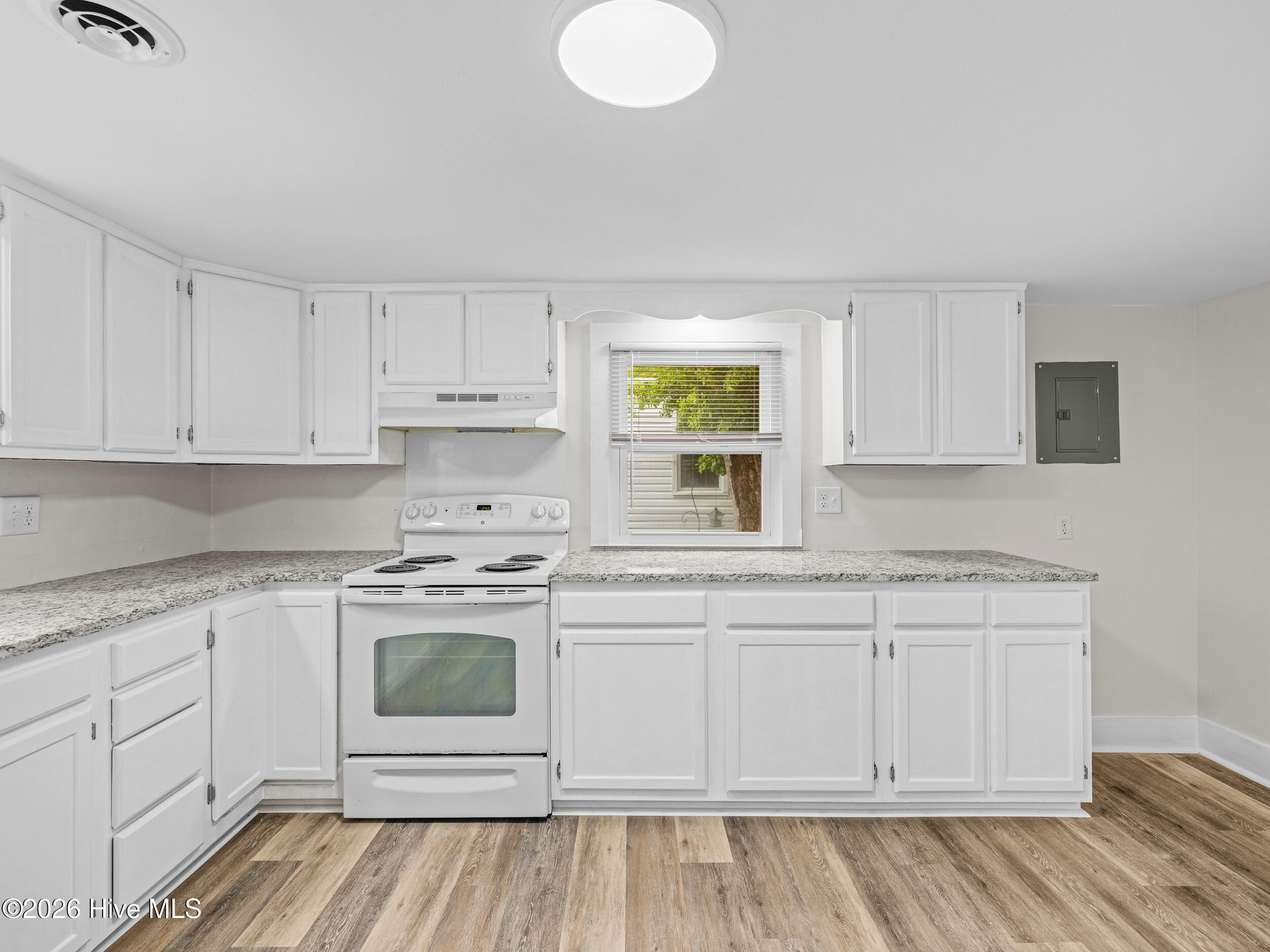 100569612 | Photo 16