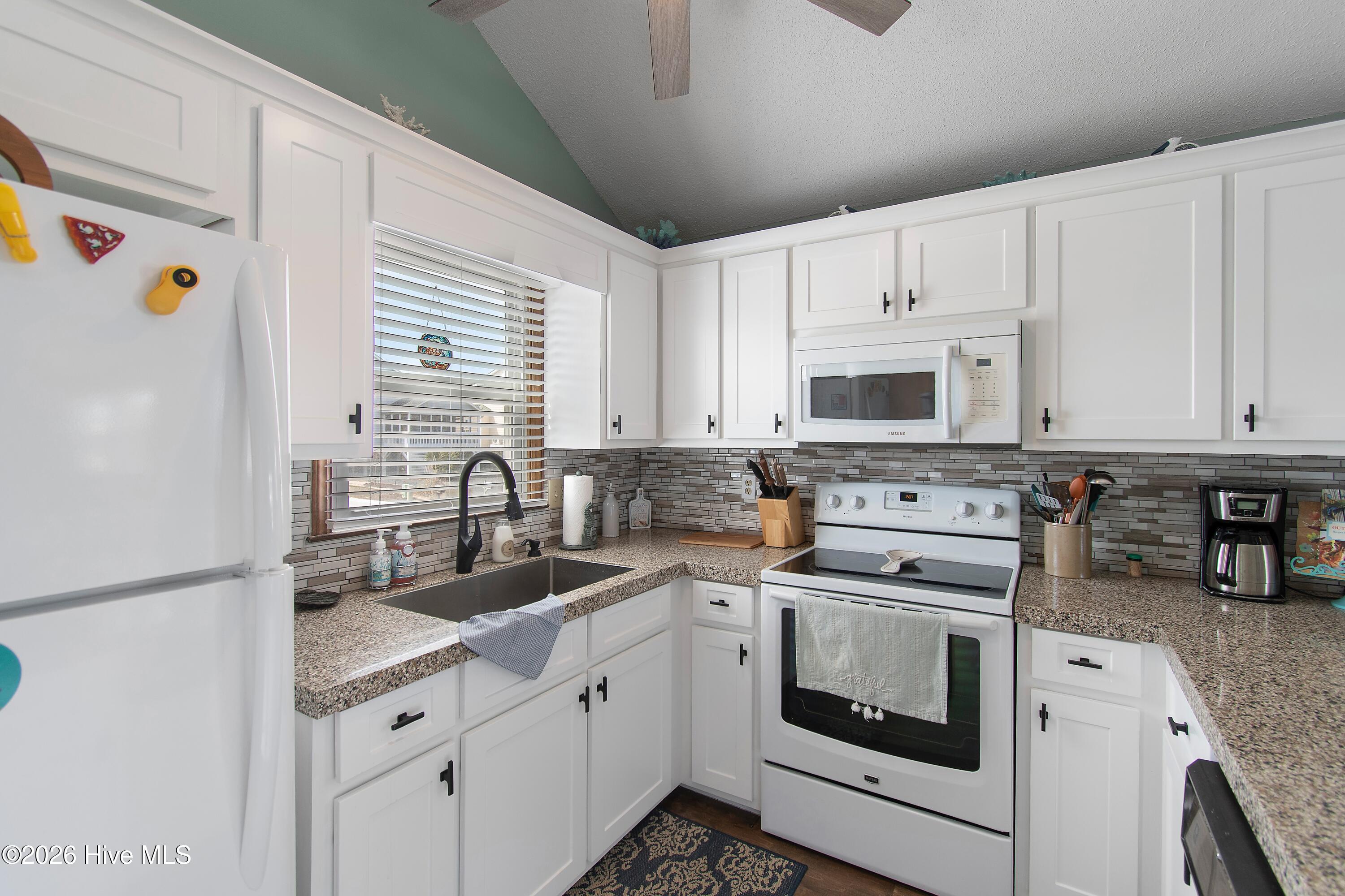 100561572 | Photo 24