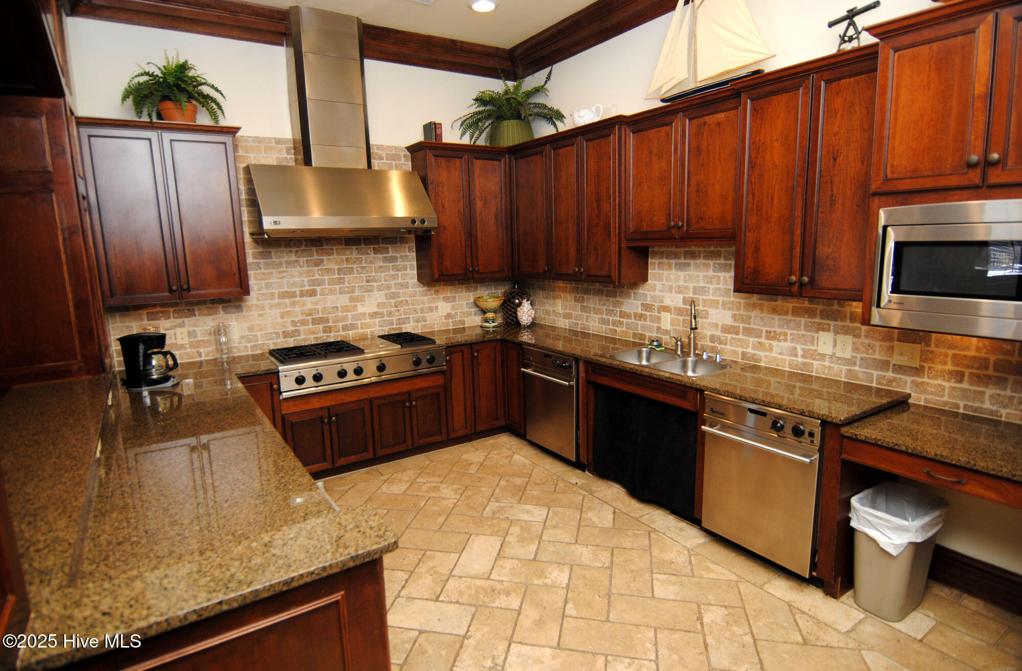 100536723 | Photo 66