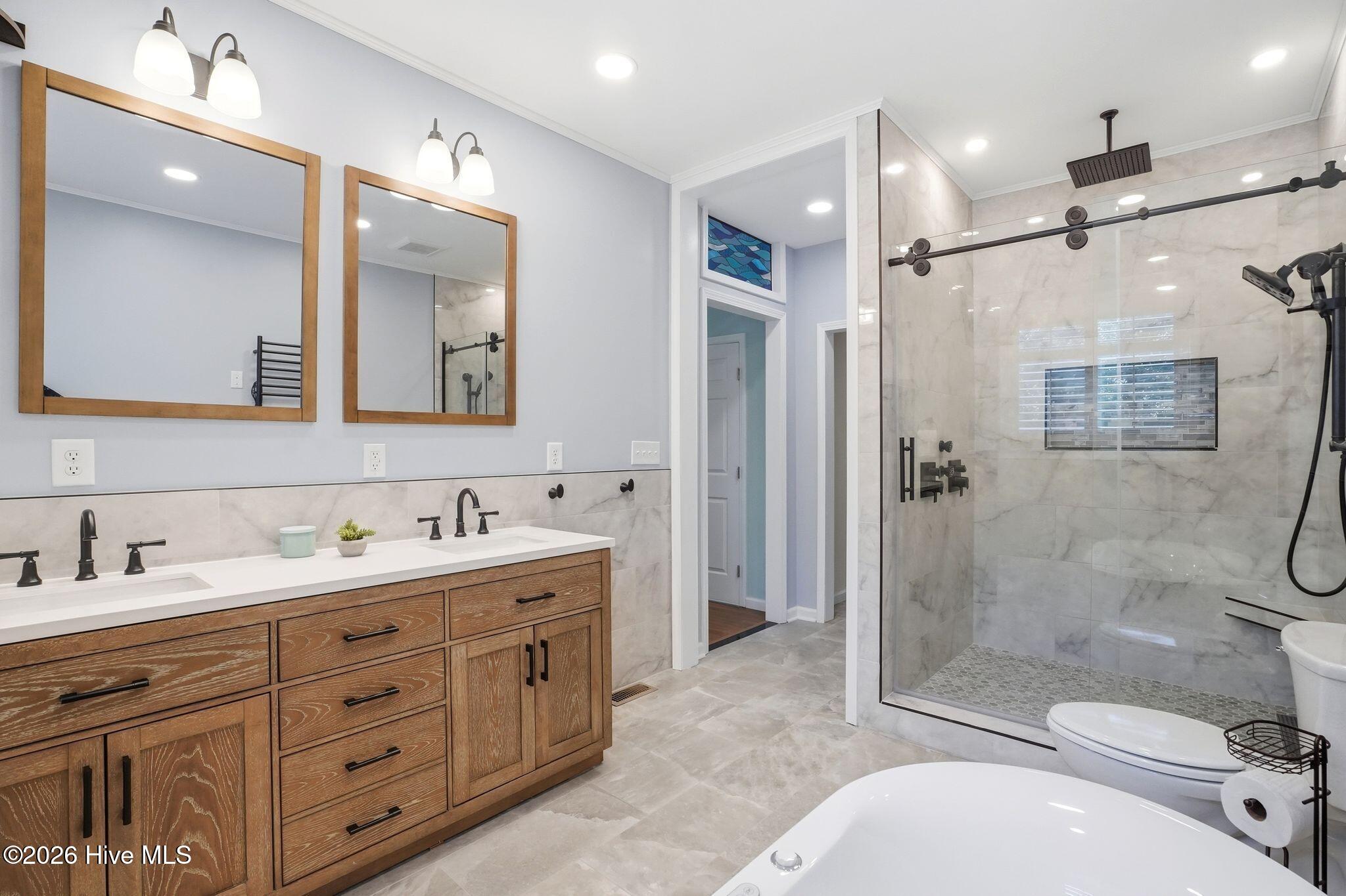 100560935 | Photo 45