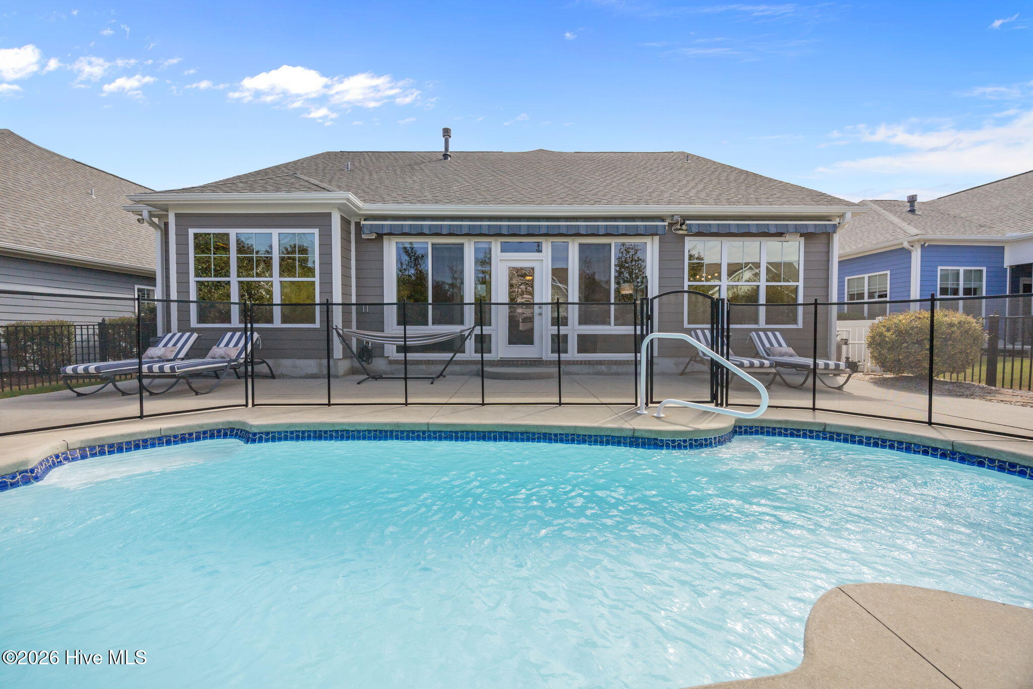 100563042 | Photo 35