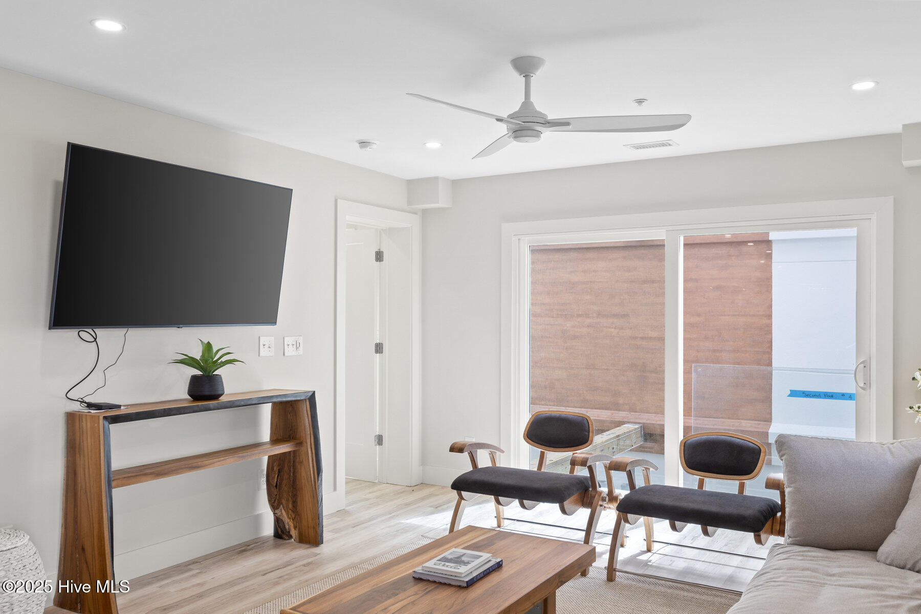 100523213 | Photo 23