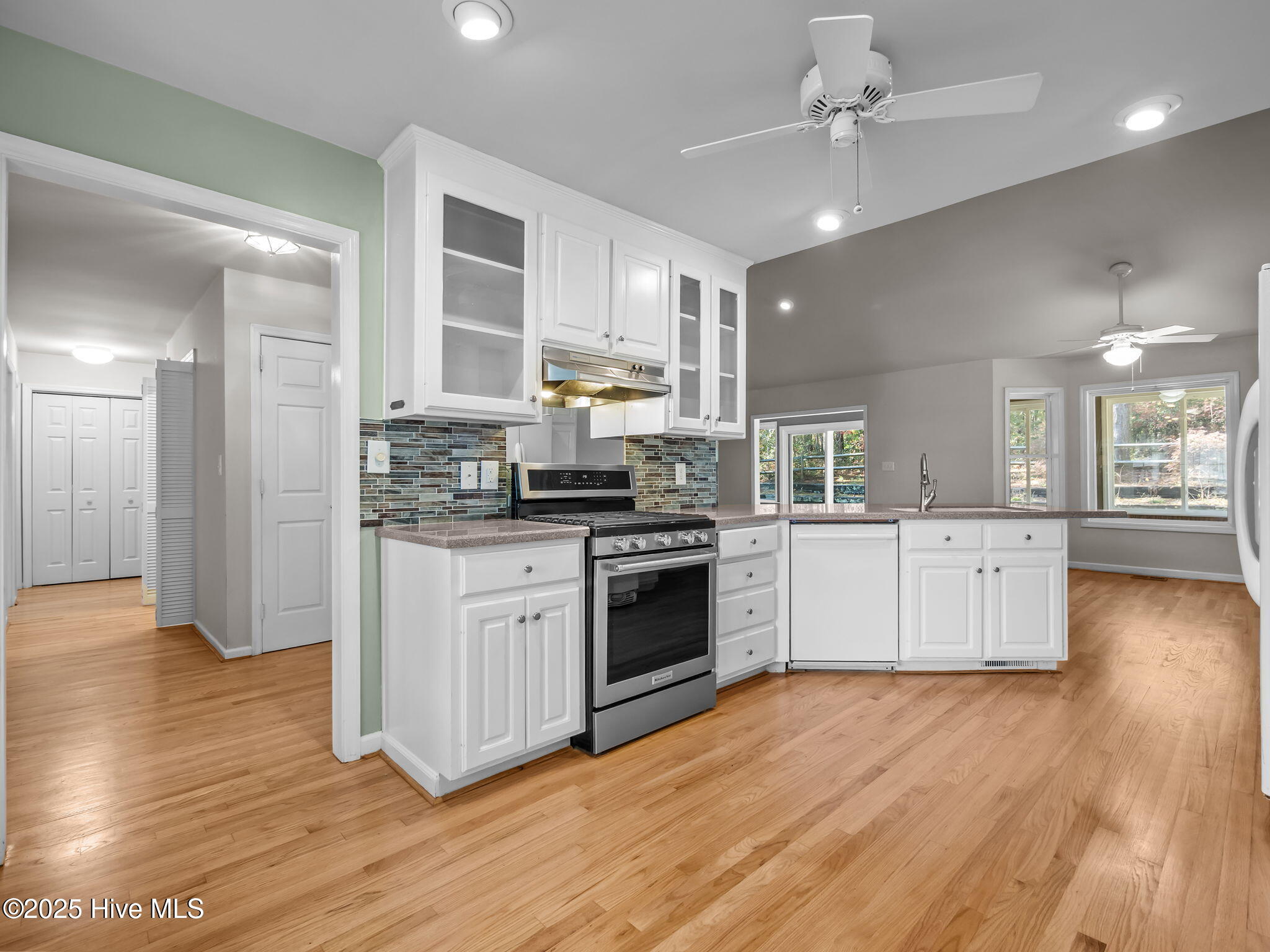 100540232 | Photo 12