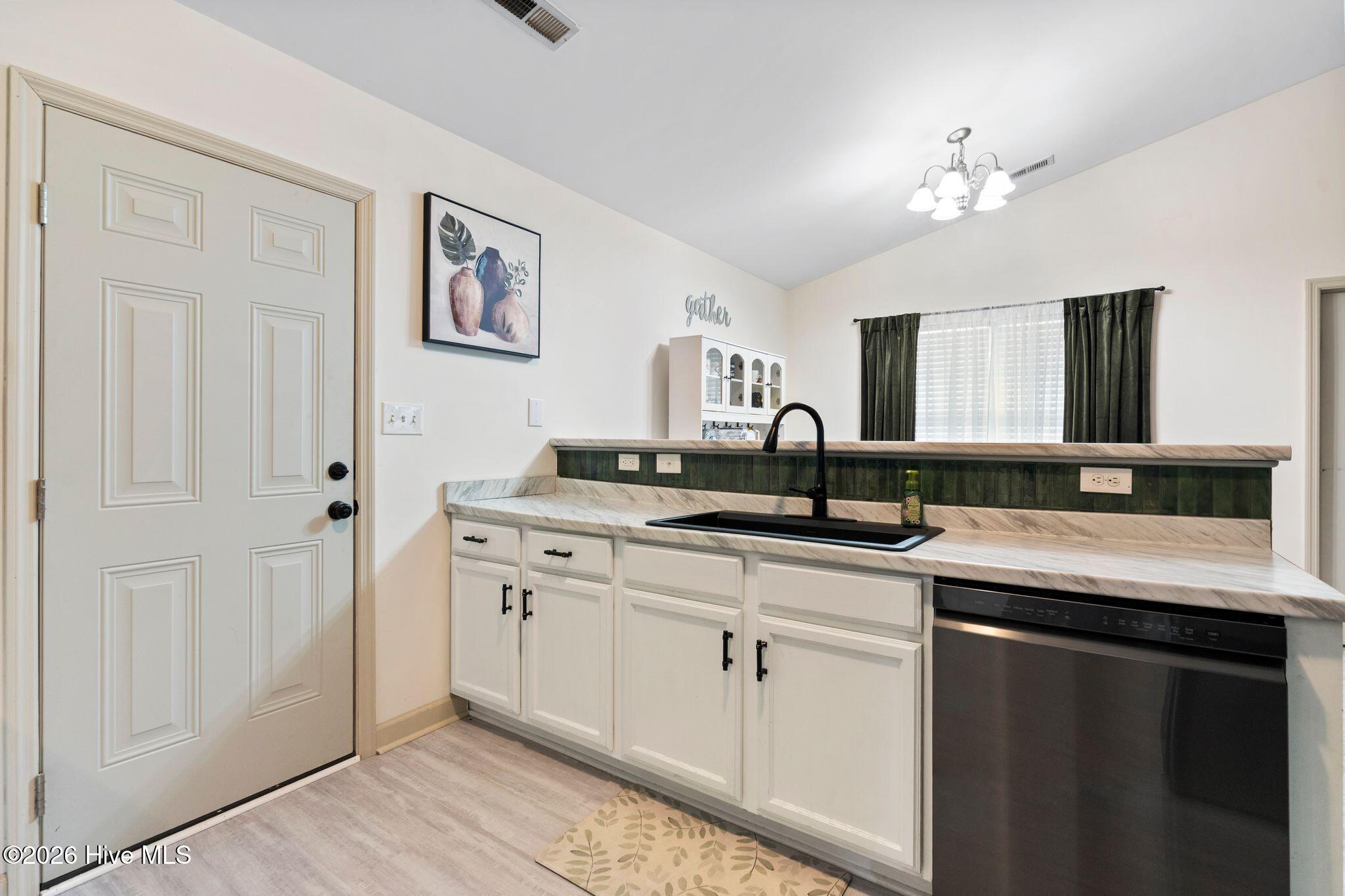 100556987 | Photo 15