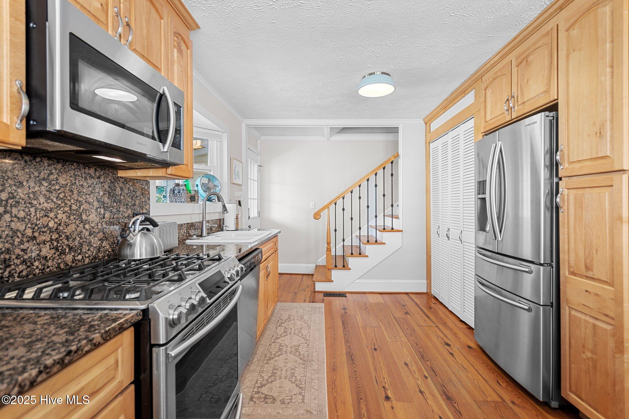 100532110 | Photo 28