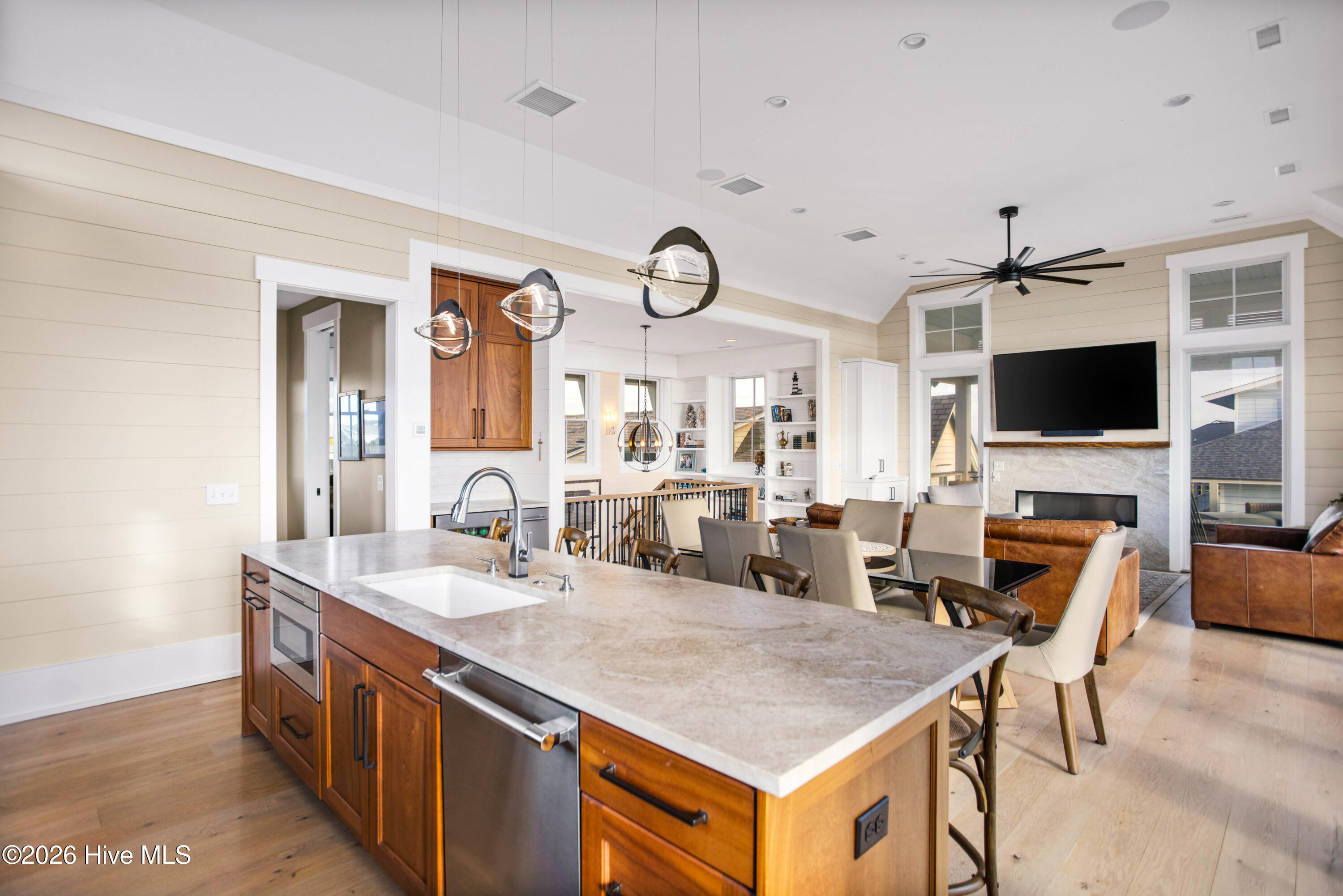 100569964 | Photo 18