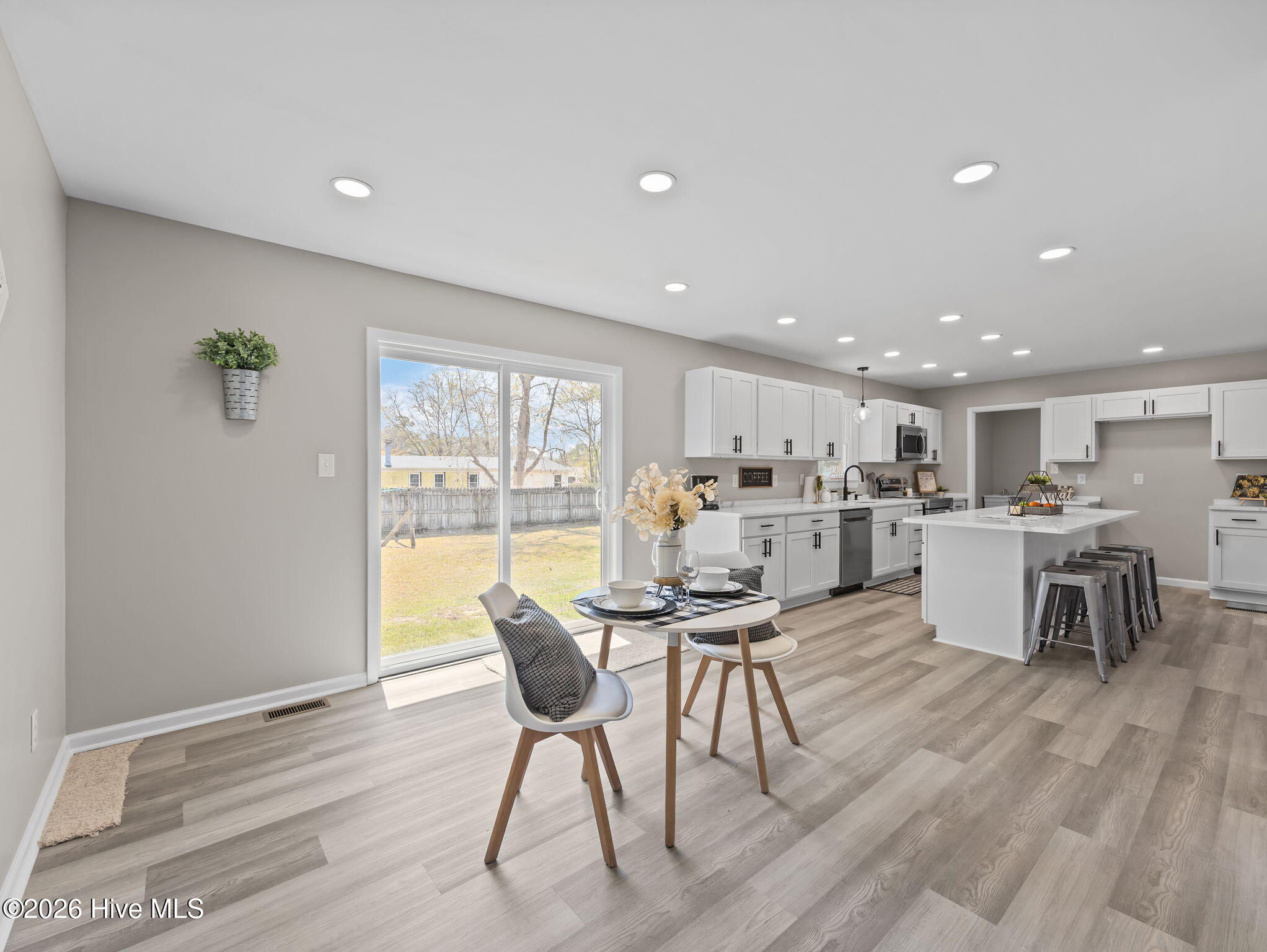 100562789 | Photo 17