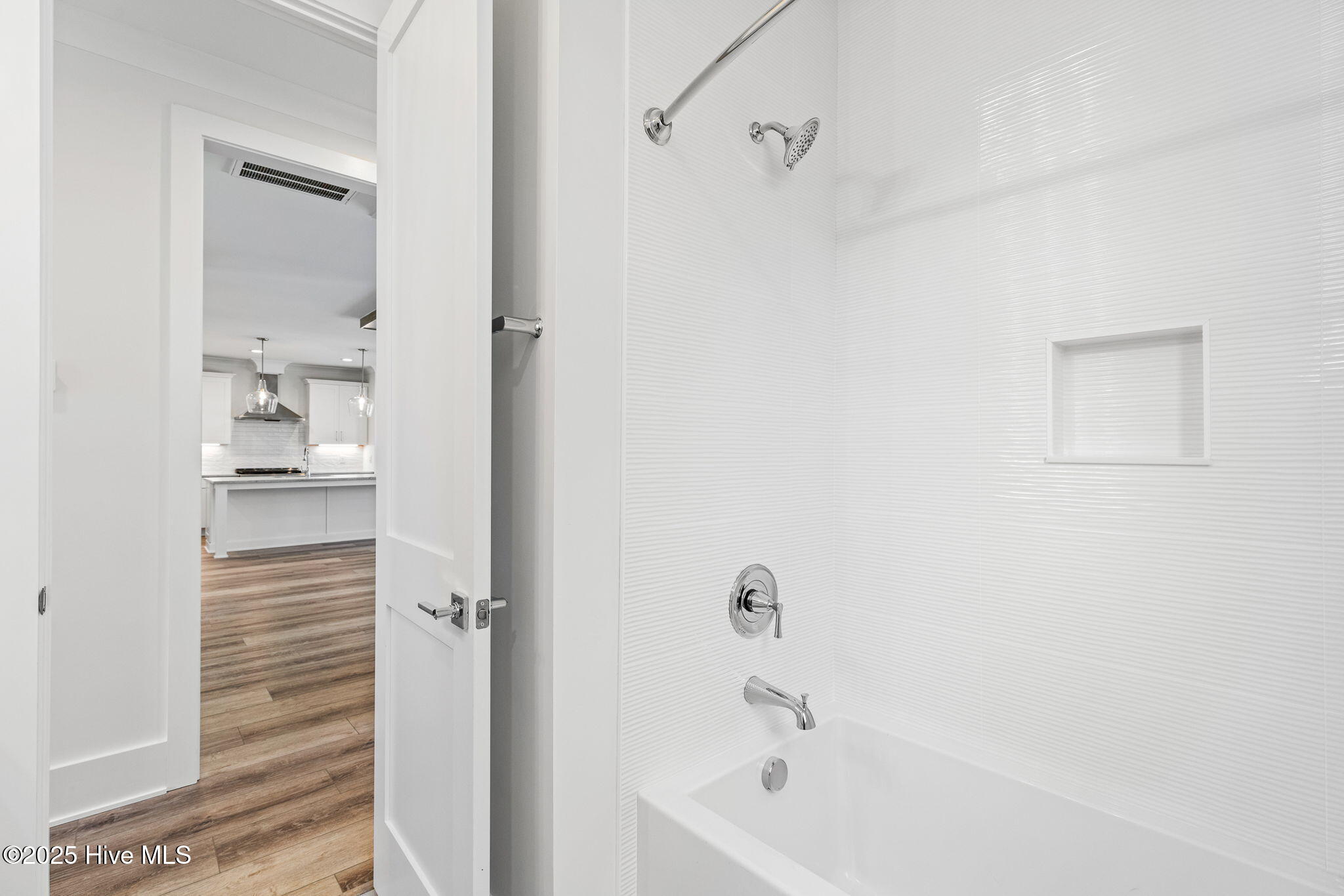 100523885 | Photo 45