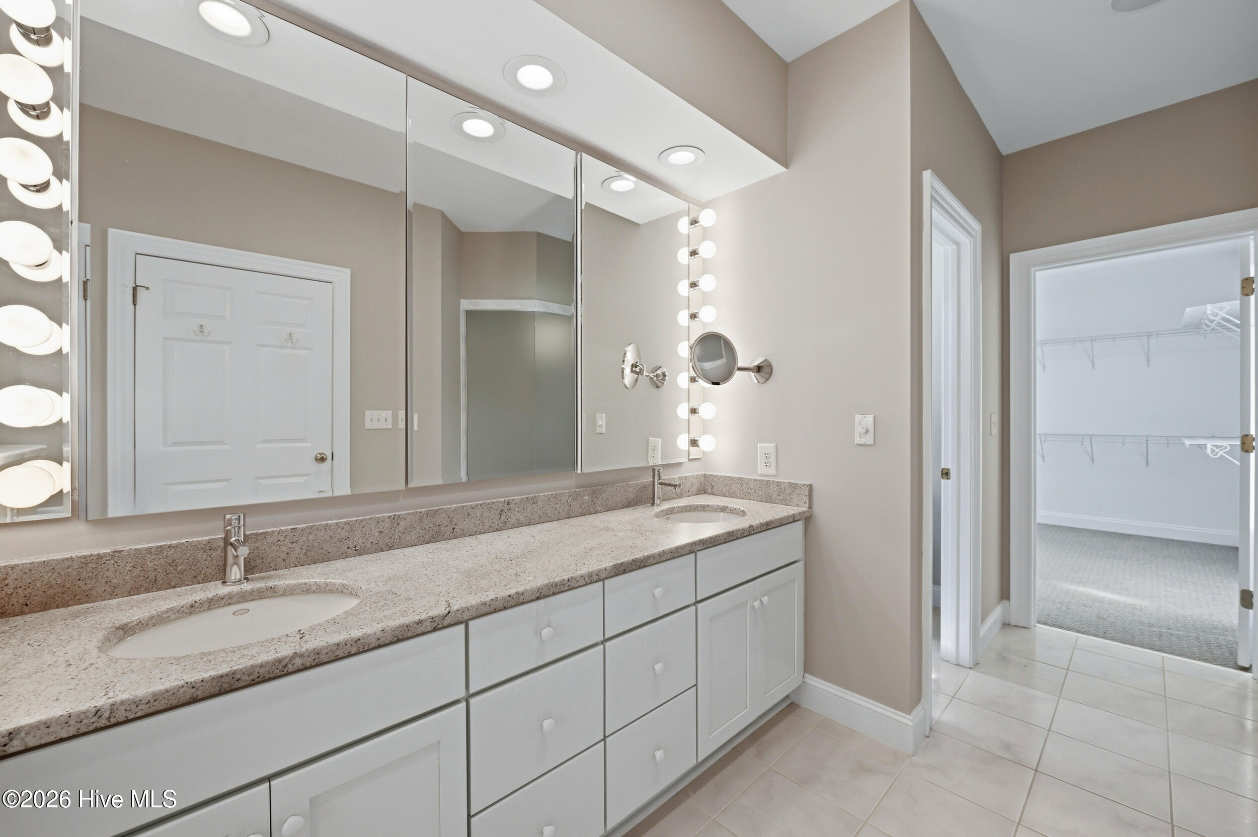 100566149 | Photo 27