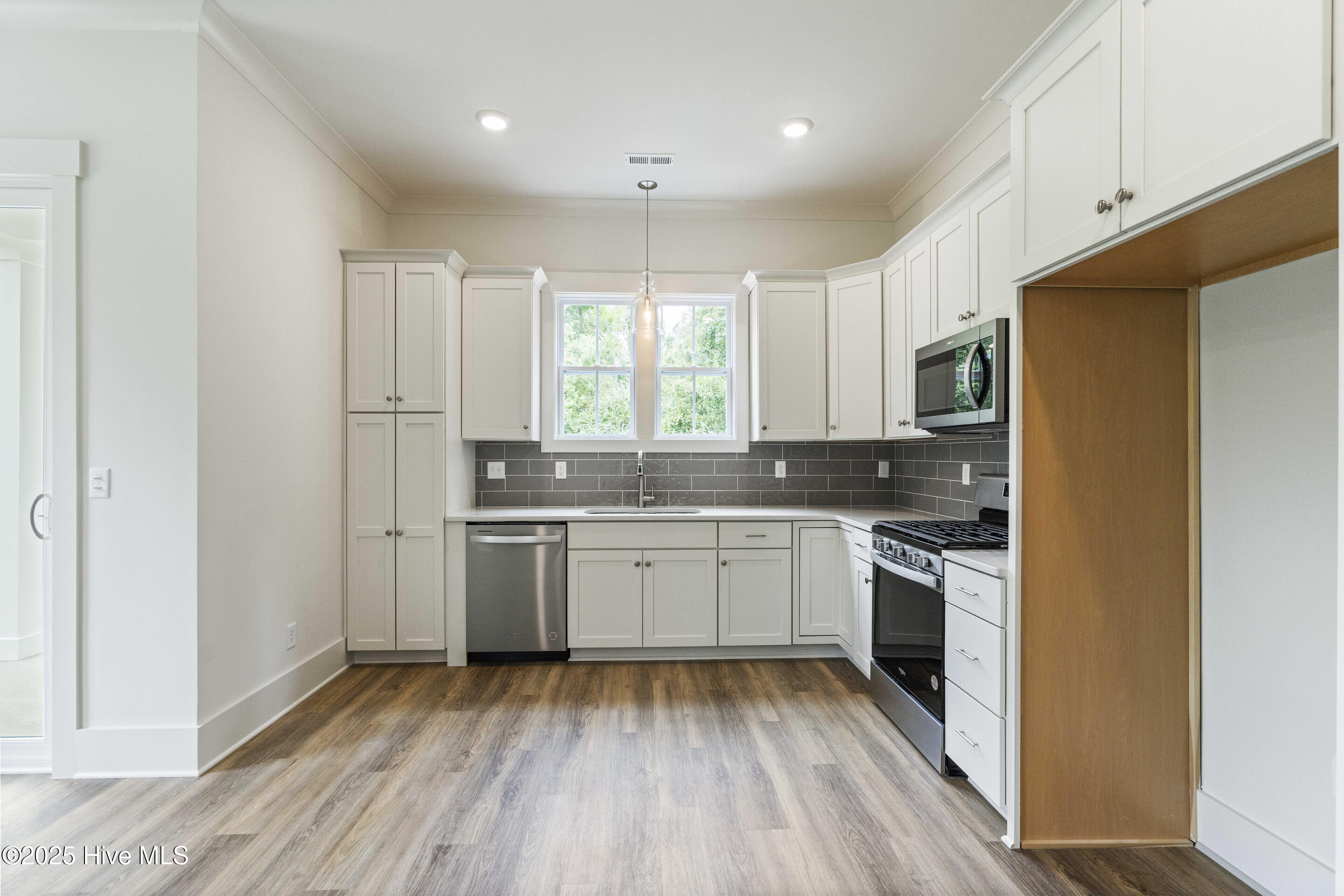 100519186 | Photo 14