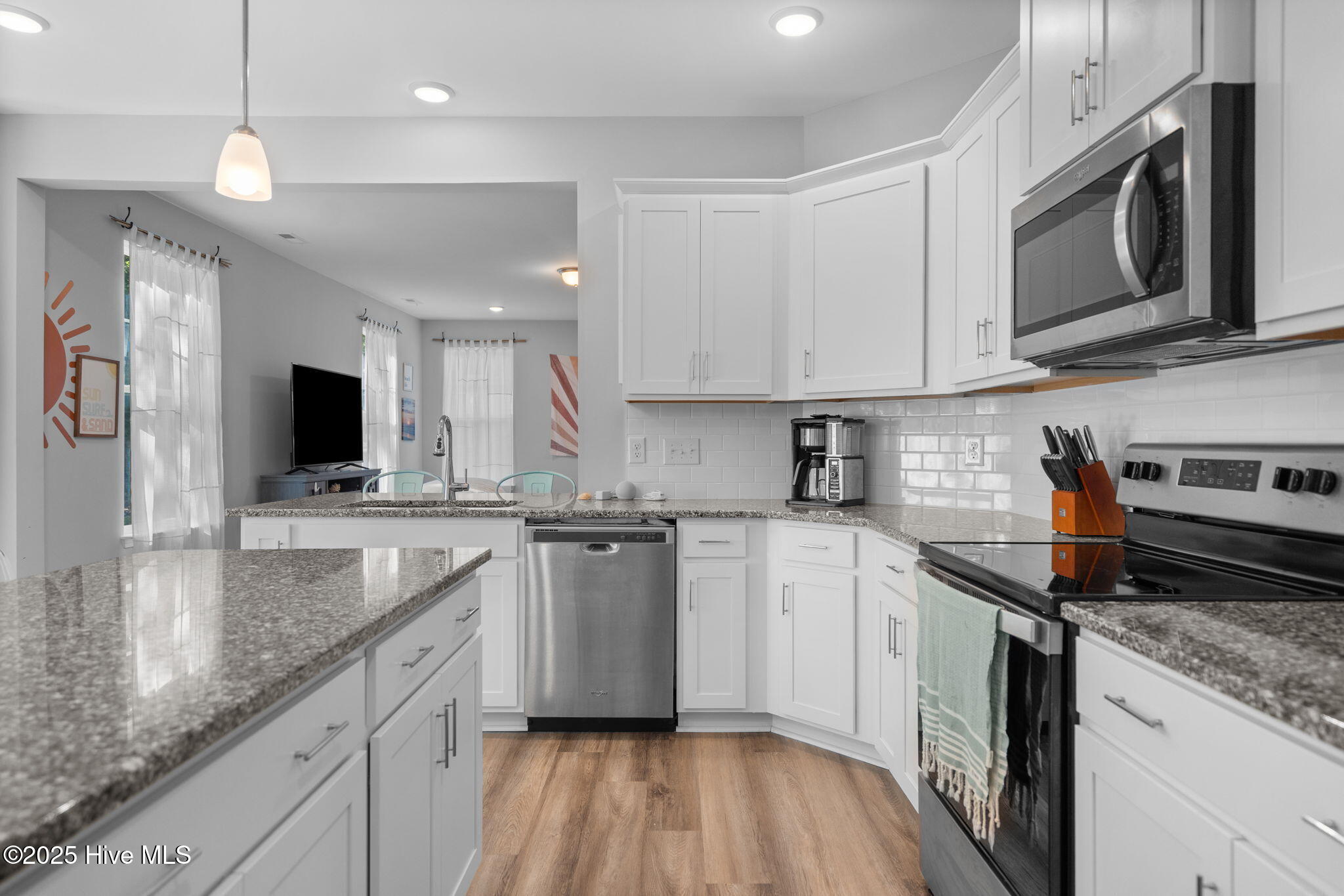 100528737 | Photo 17