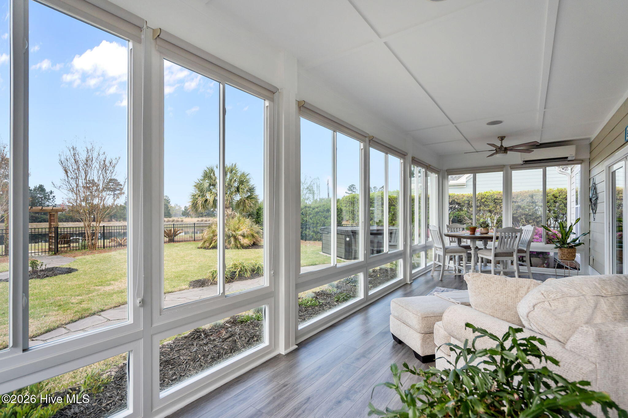 100564215 | Photo 43