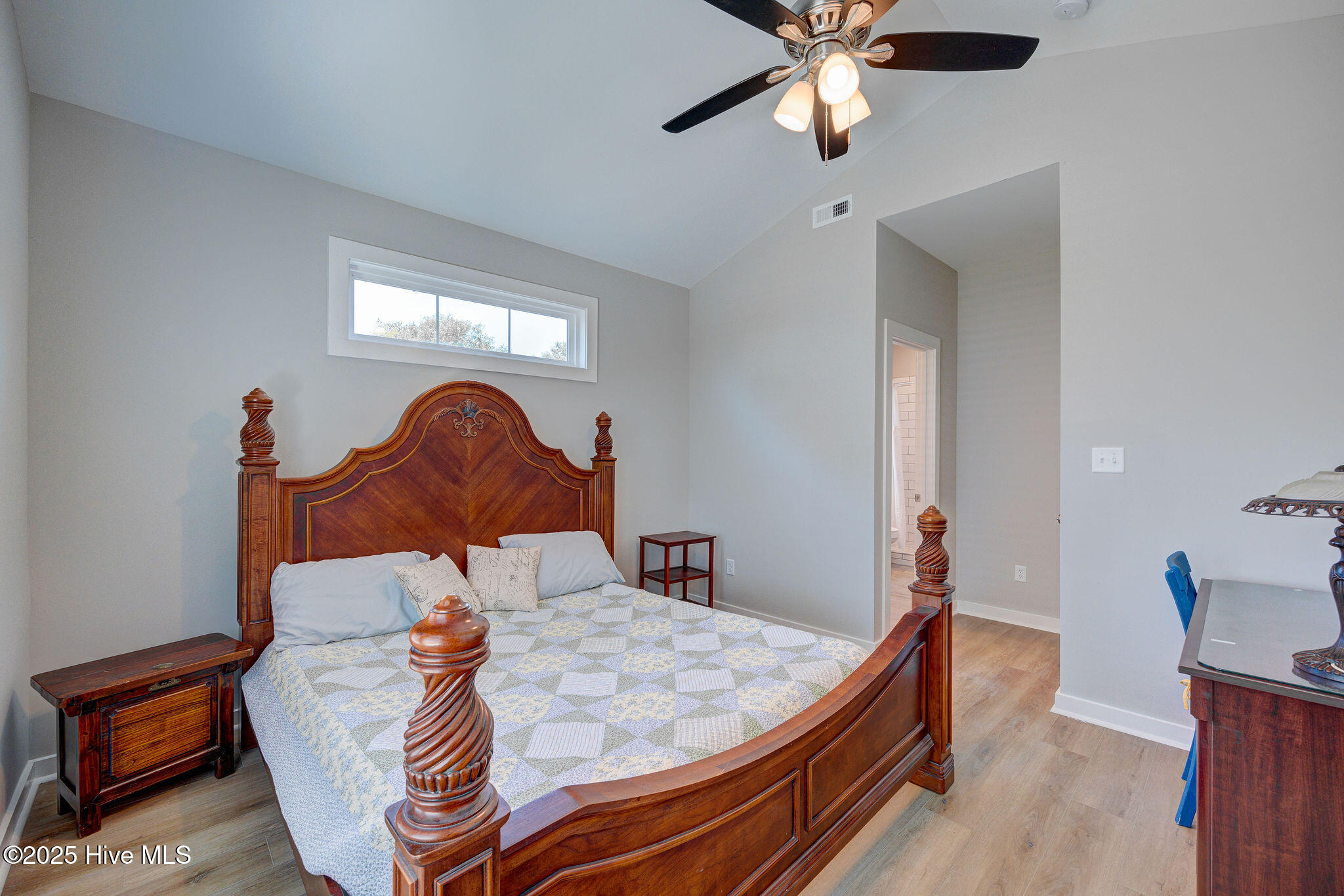 100521175 | Photo 18