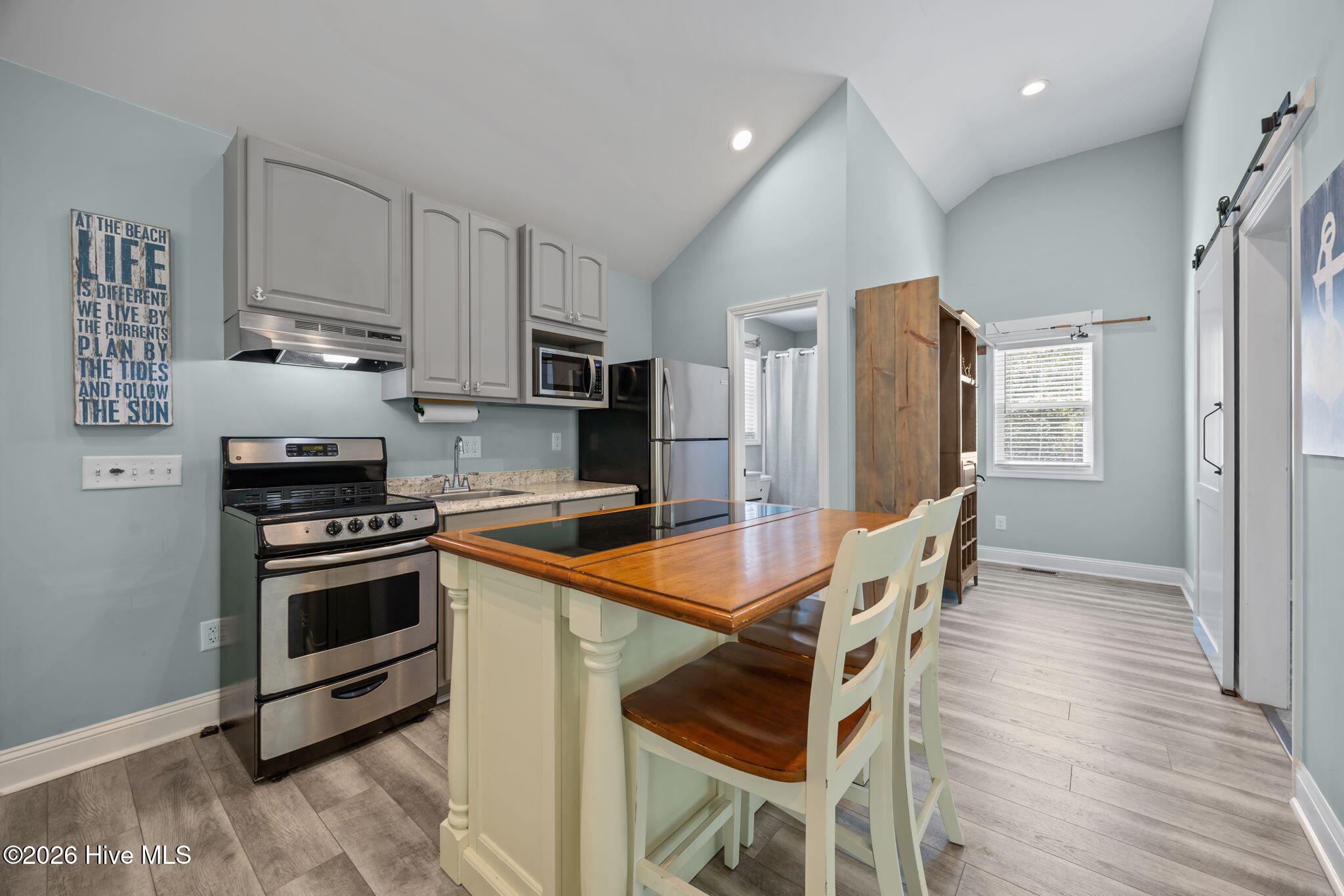 100561792 | Photo 27