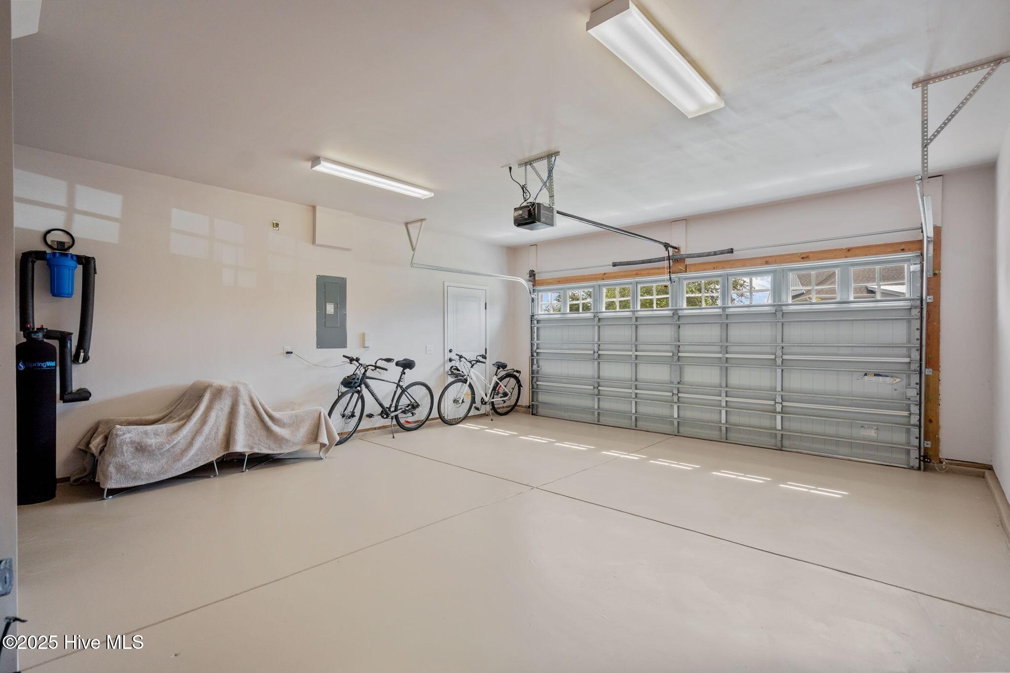 100528063 | Photo 45