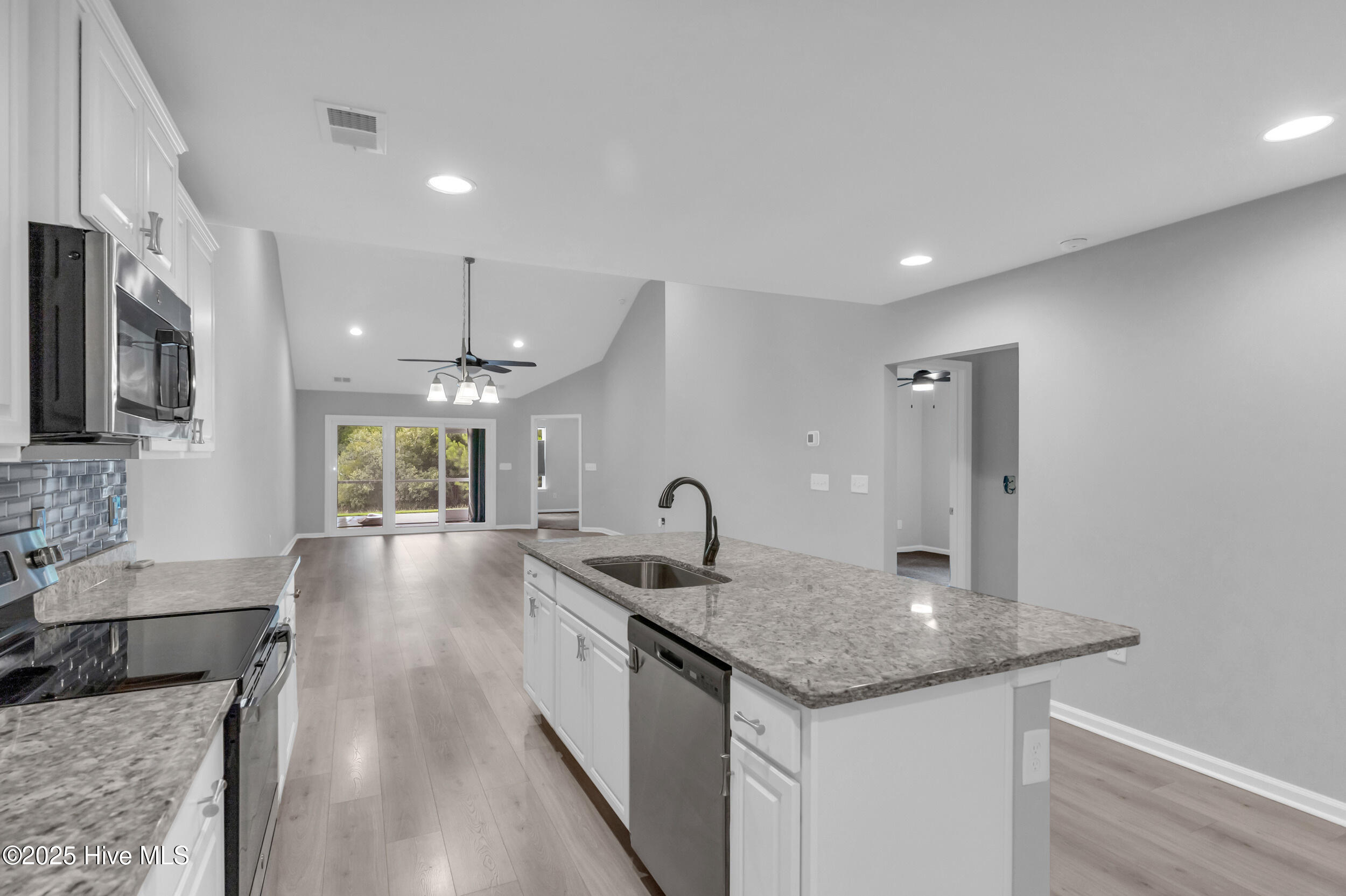 100514304 | Photo 12