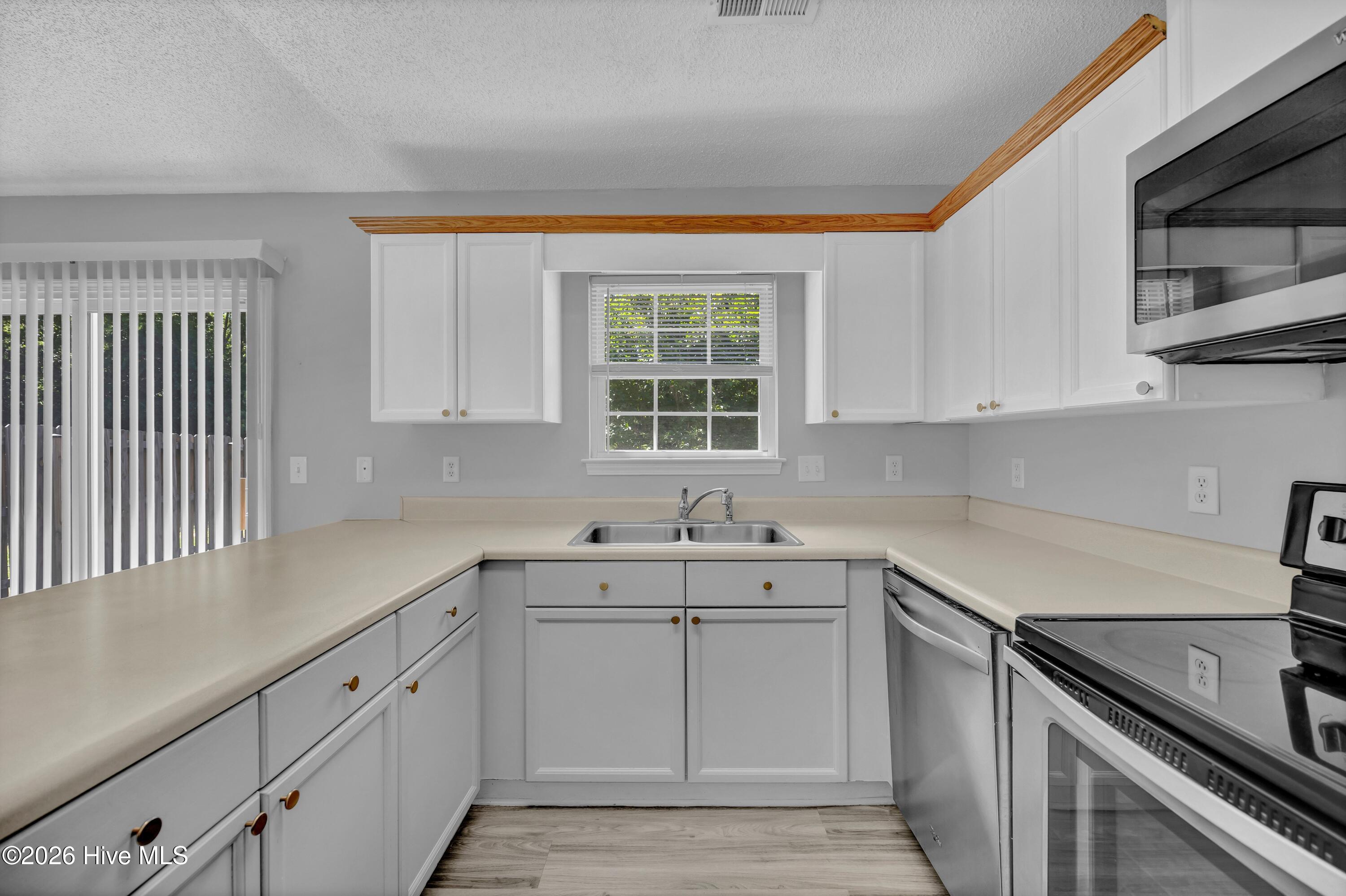 100569436 | Photo 14