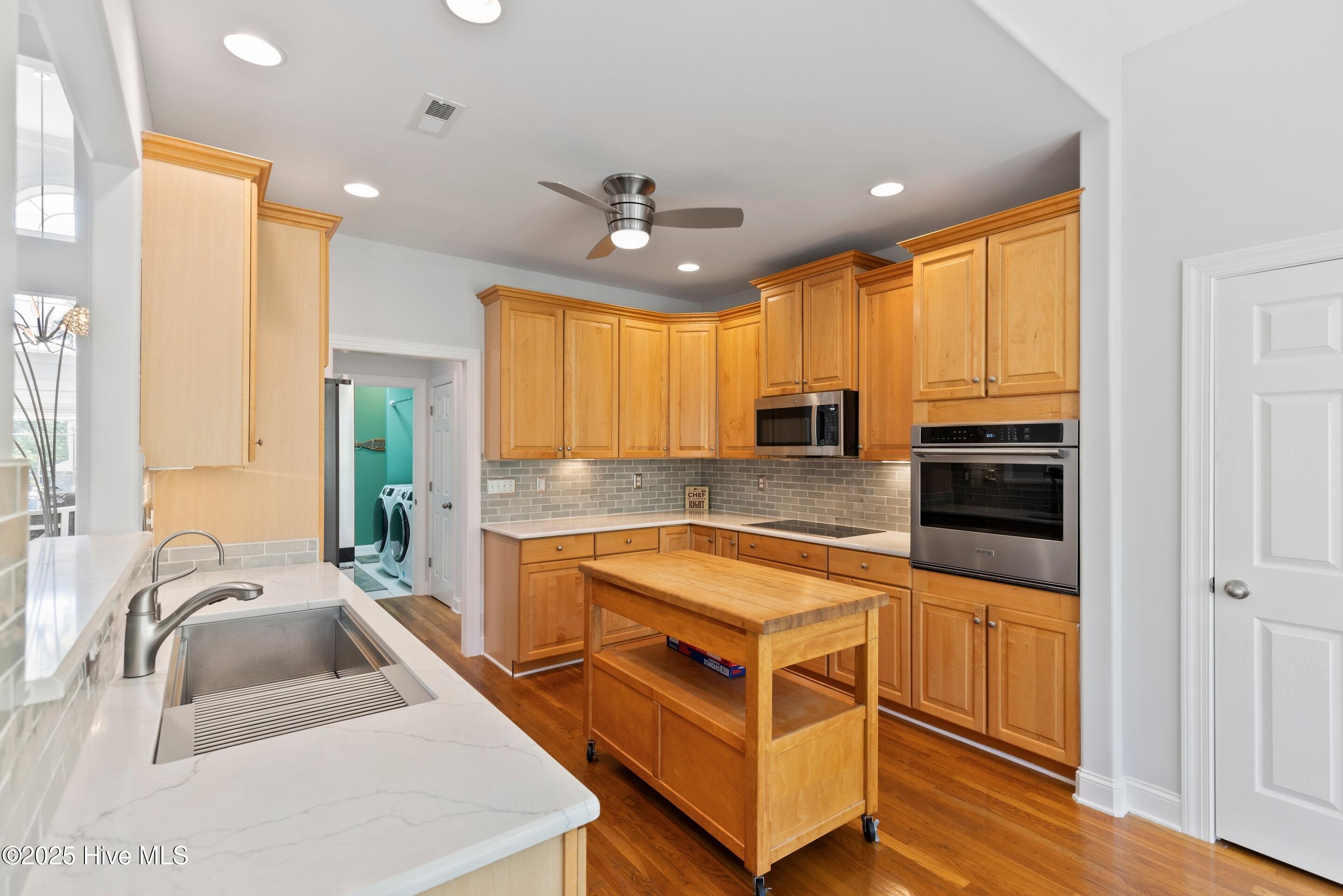 100536475 | Photo 23