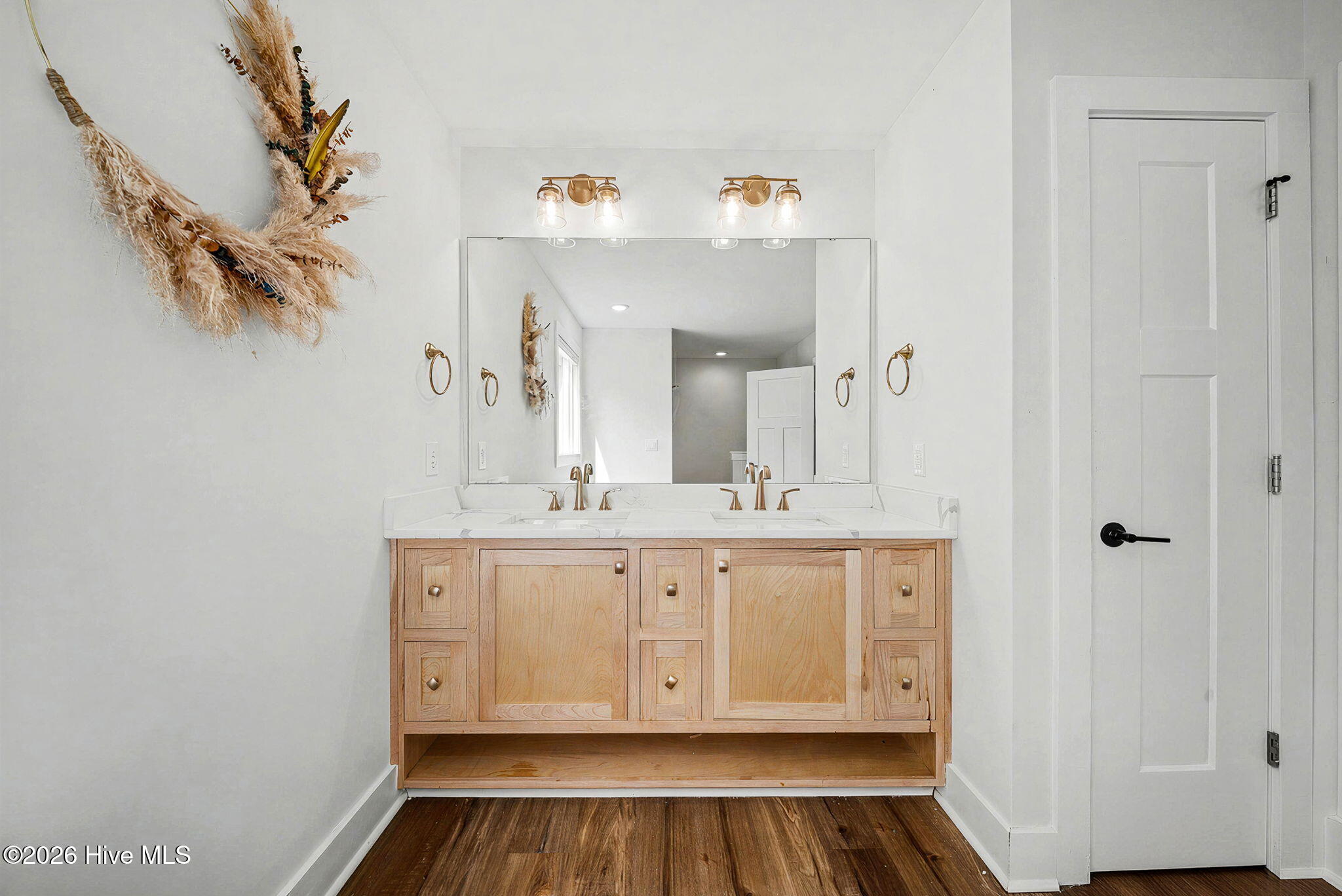 100563289 | Photo 70