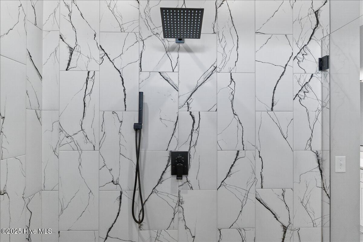 100541548 | Photo 35