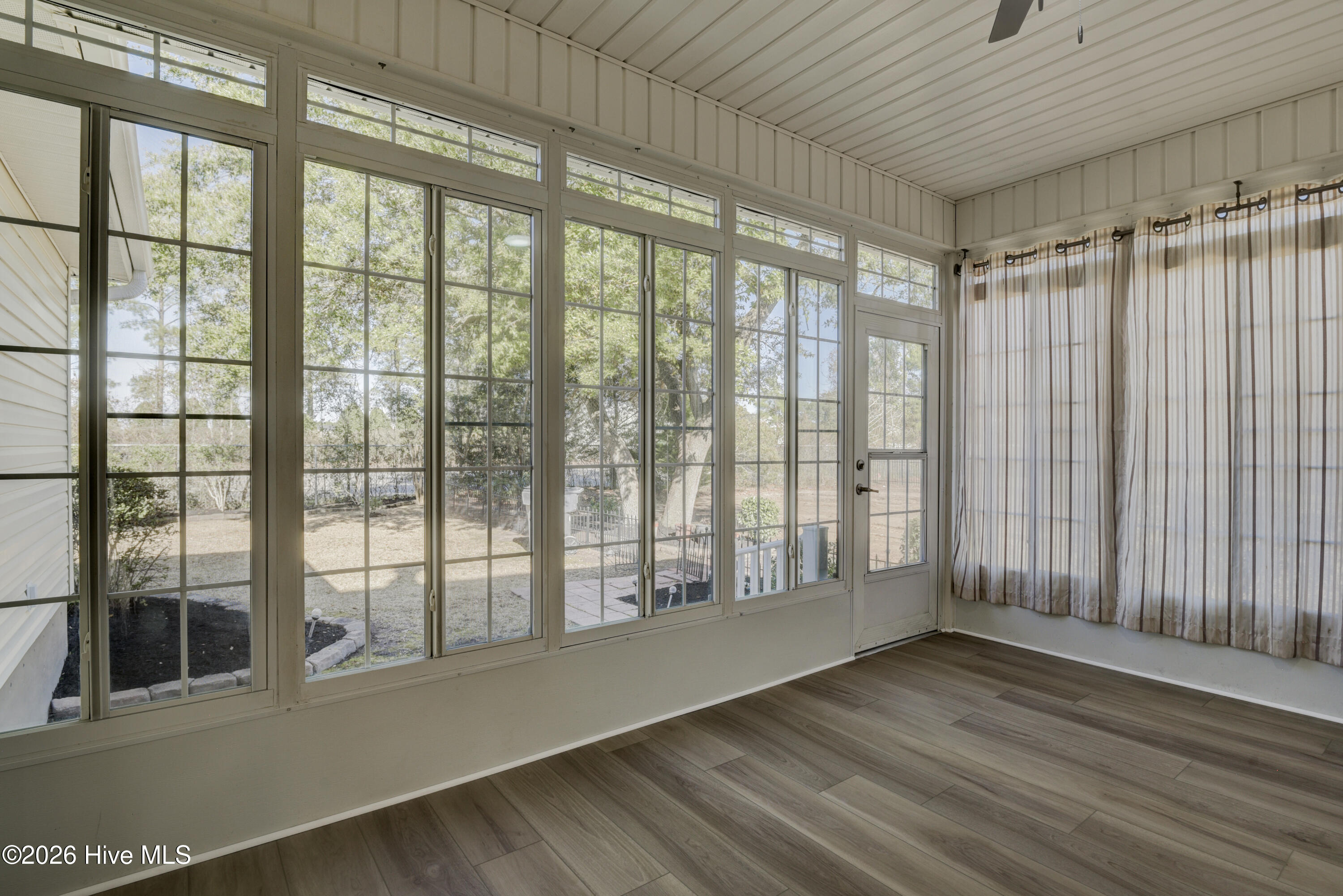 100559237 | Photo 23