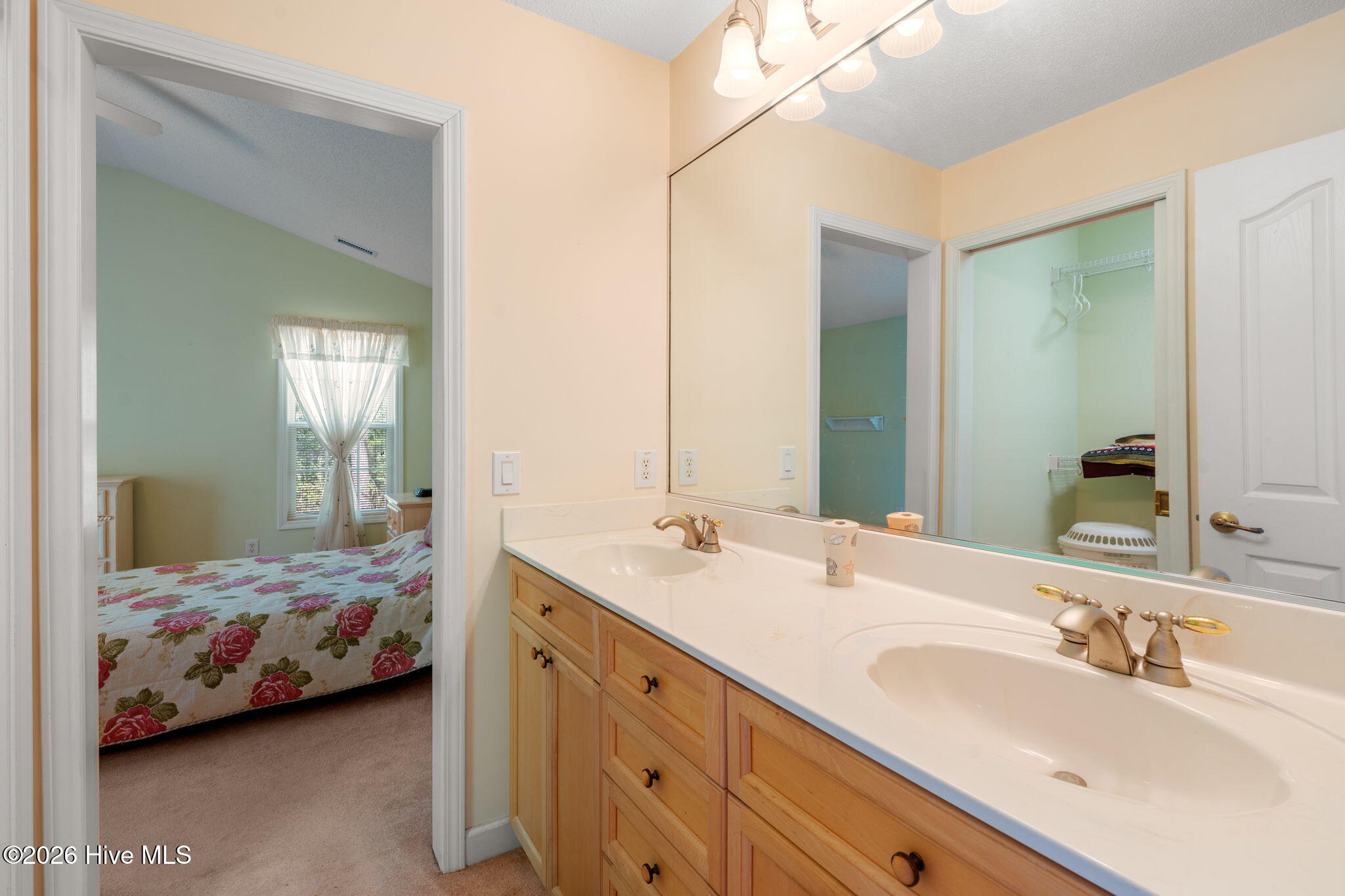 100567184 | Photo 30