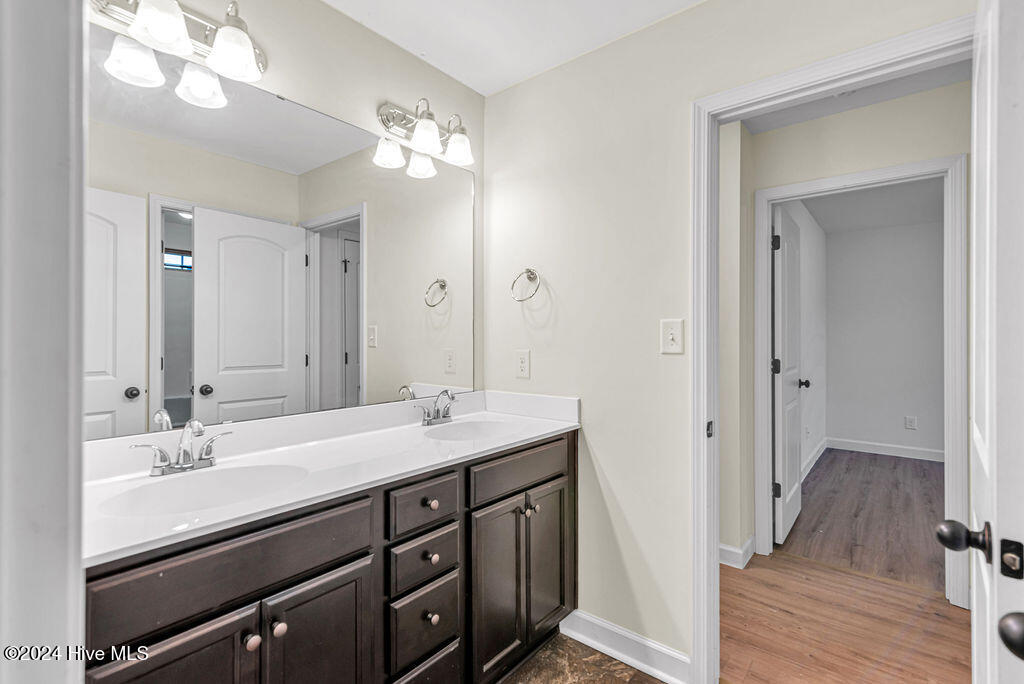 100565777 | Photo 17