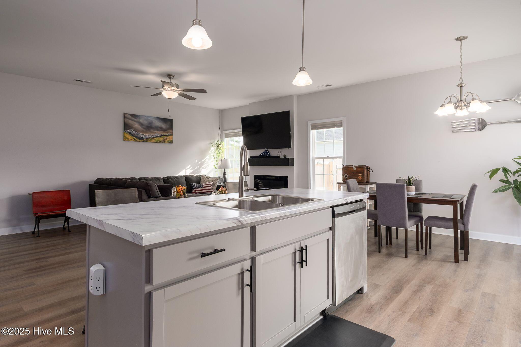 100543610 | Photo 14