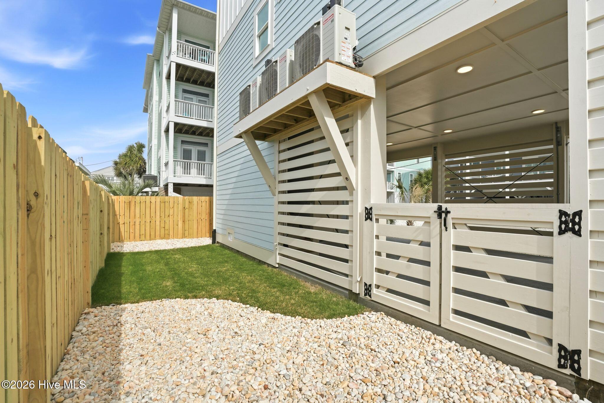 100561284 | Photo 93