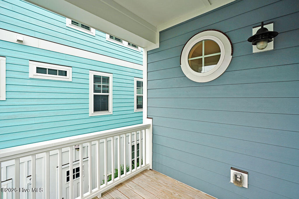 100561001 | Photo 18