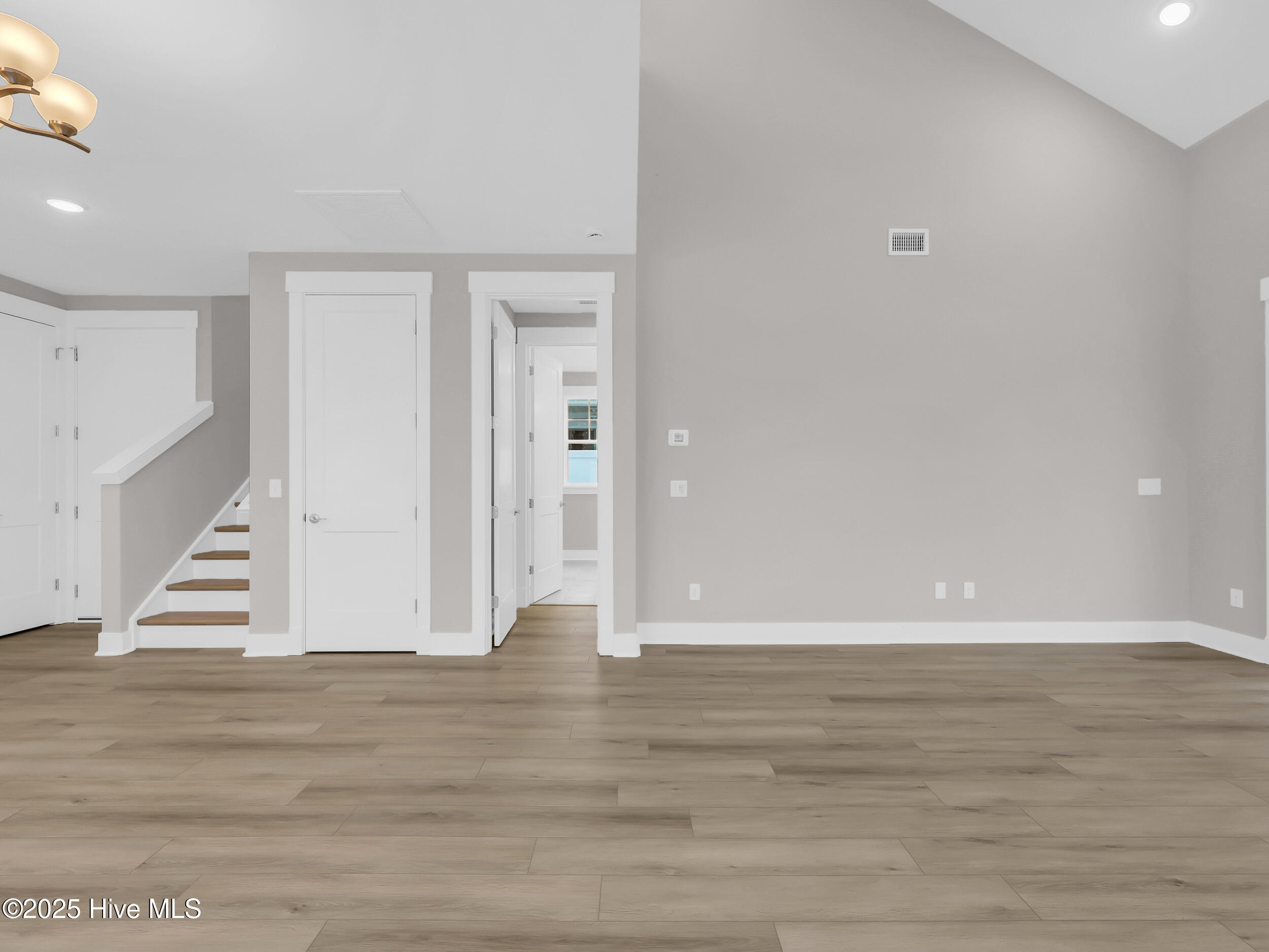 100533655 | Photo 18