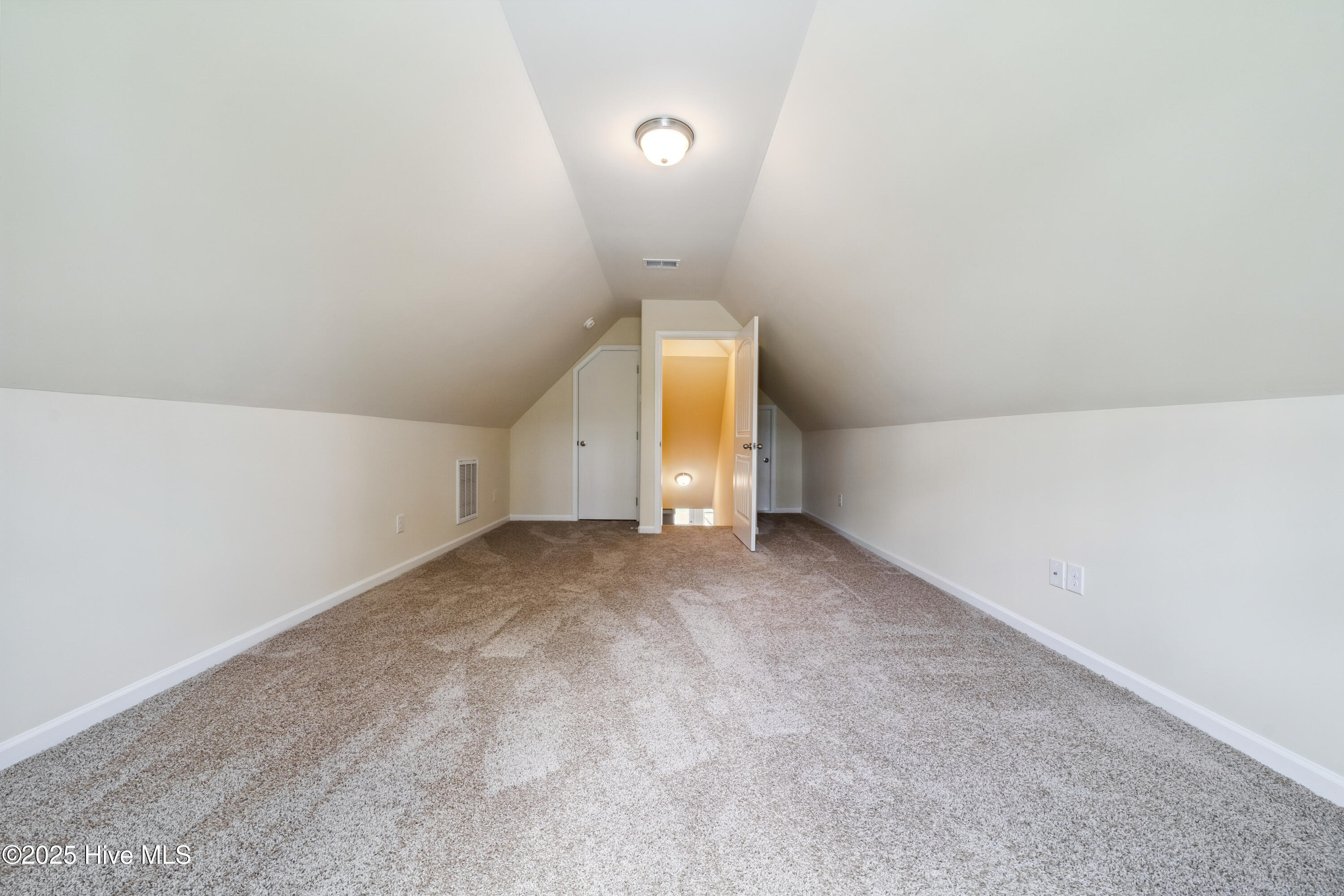 100485279 | Photo 35